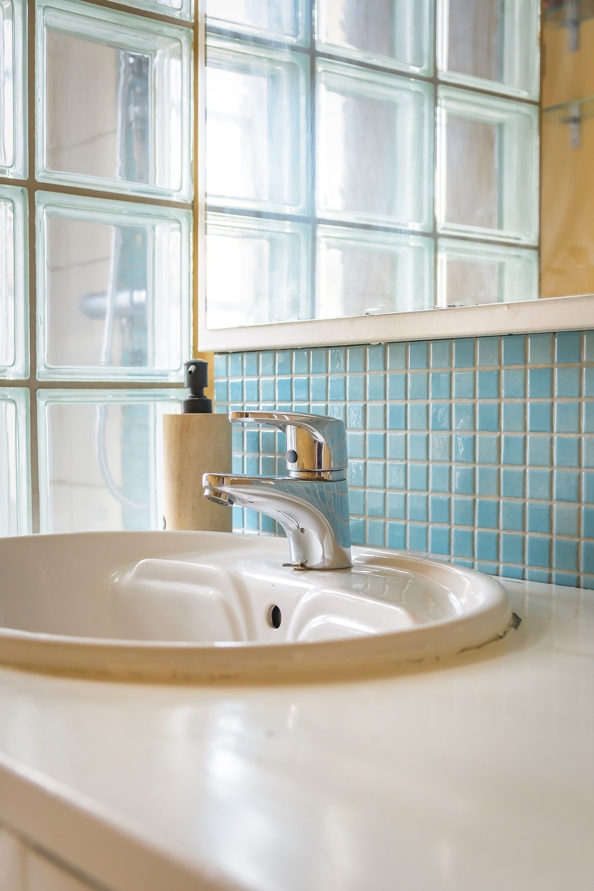 Badet bestående av dusjhjørne, servant, klosett og baderomsinnredning. Galleribilde