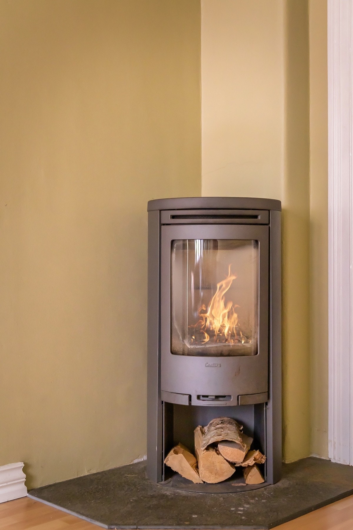 Leiligheten er utstyrt med vedovn som skaper en lun atmosfære. Galleribilde