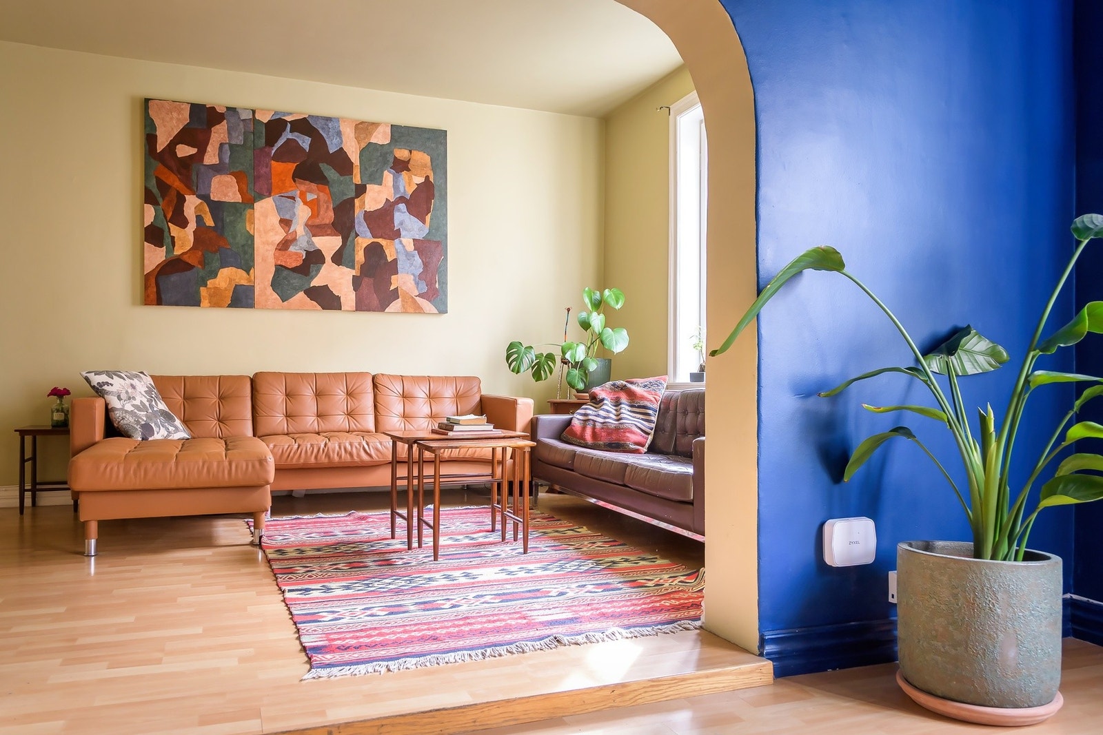 Leiligheten er gjennomgående og byr på godt med lysinnslipp. Galleribilde