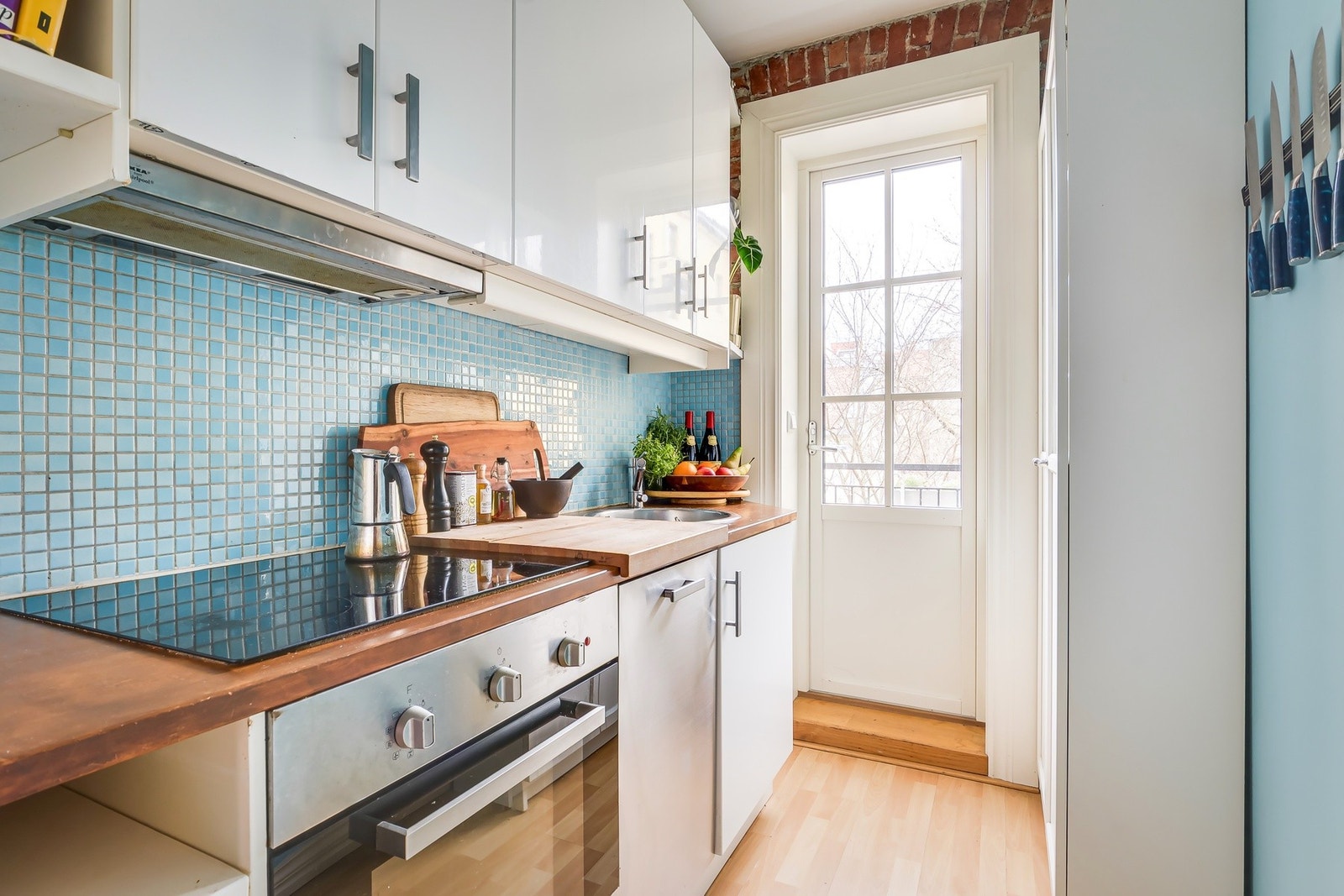 Flott kjøkken med glatte overflater, integrert oppvaskmaskin, stekeovn og platetopp. Galleribilde