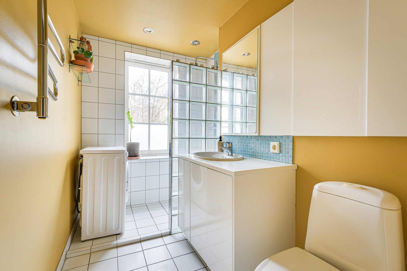 Stort bad med plass til vaskemaskin. Galleribilde