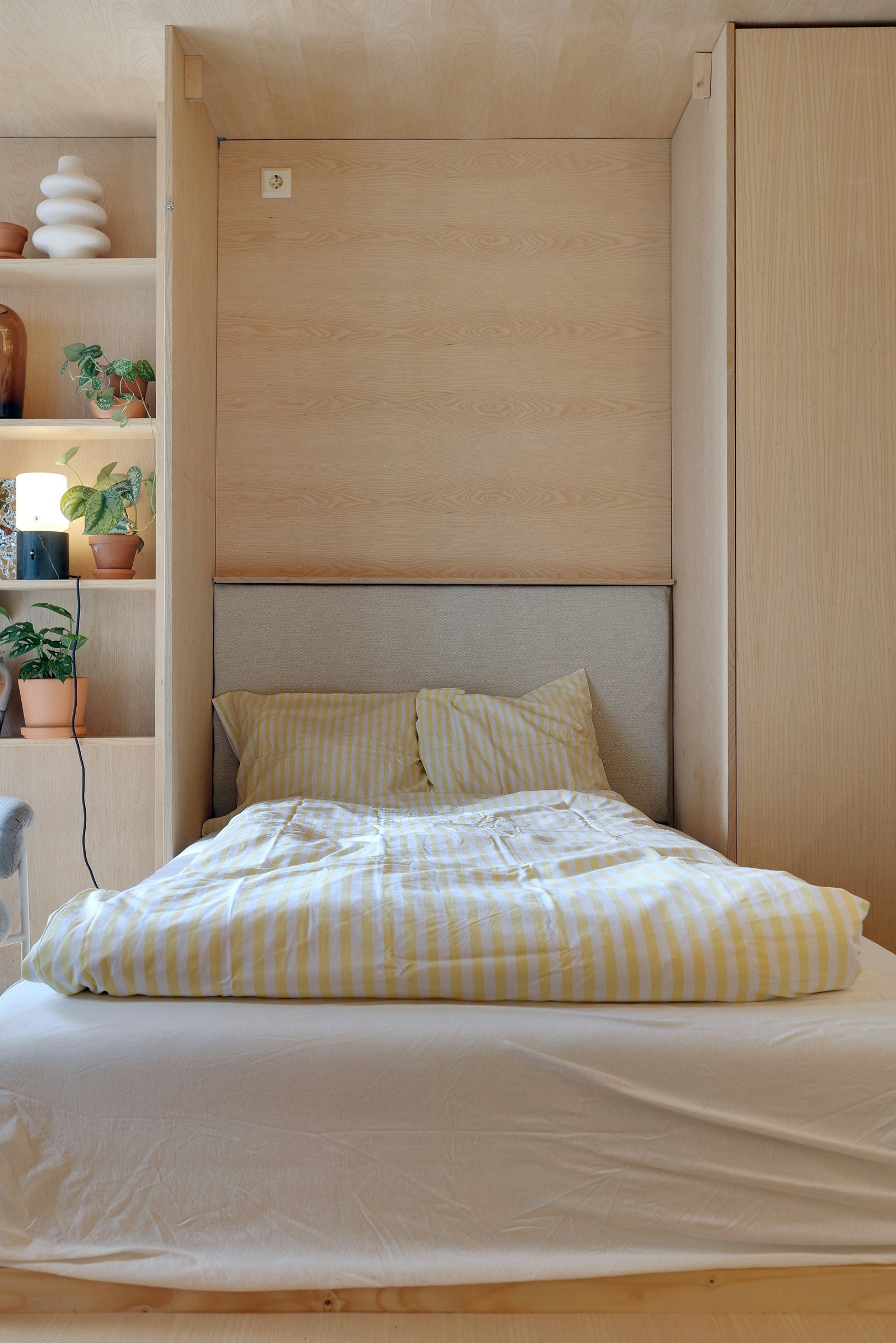 Møbelsnekret løsning med skapseng - leiligheten er virkelig utnyttet til det fulleste! Galleribilde