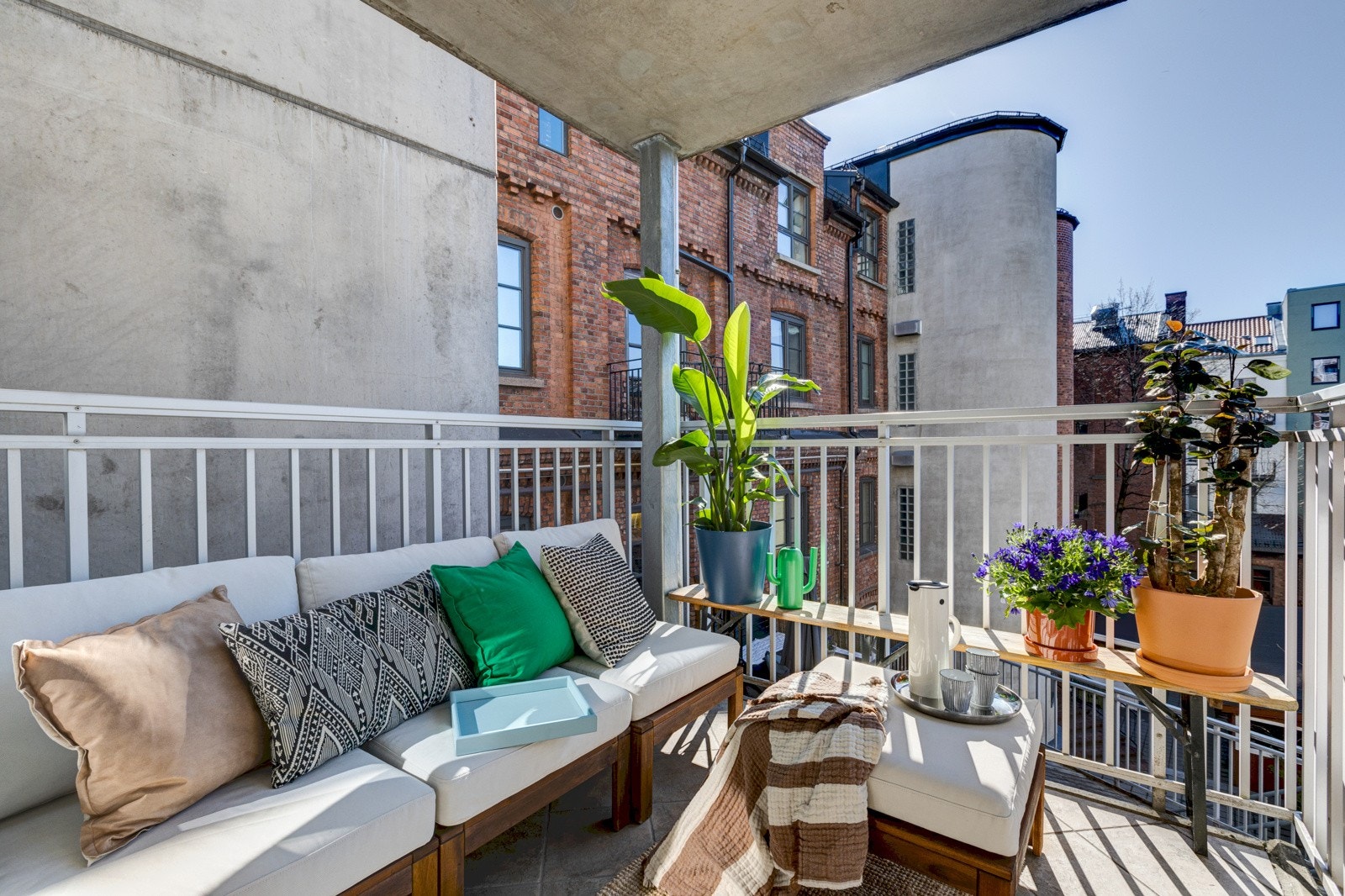 Balkongen vender ut mot sameiets rolige bakgård. Galleribilde