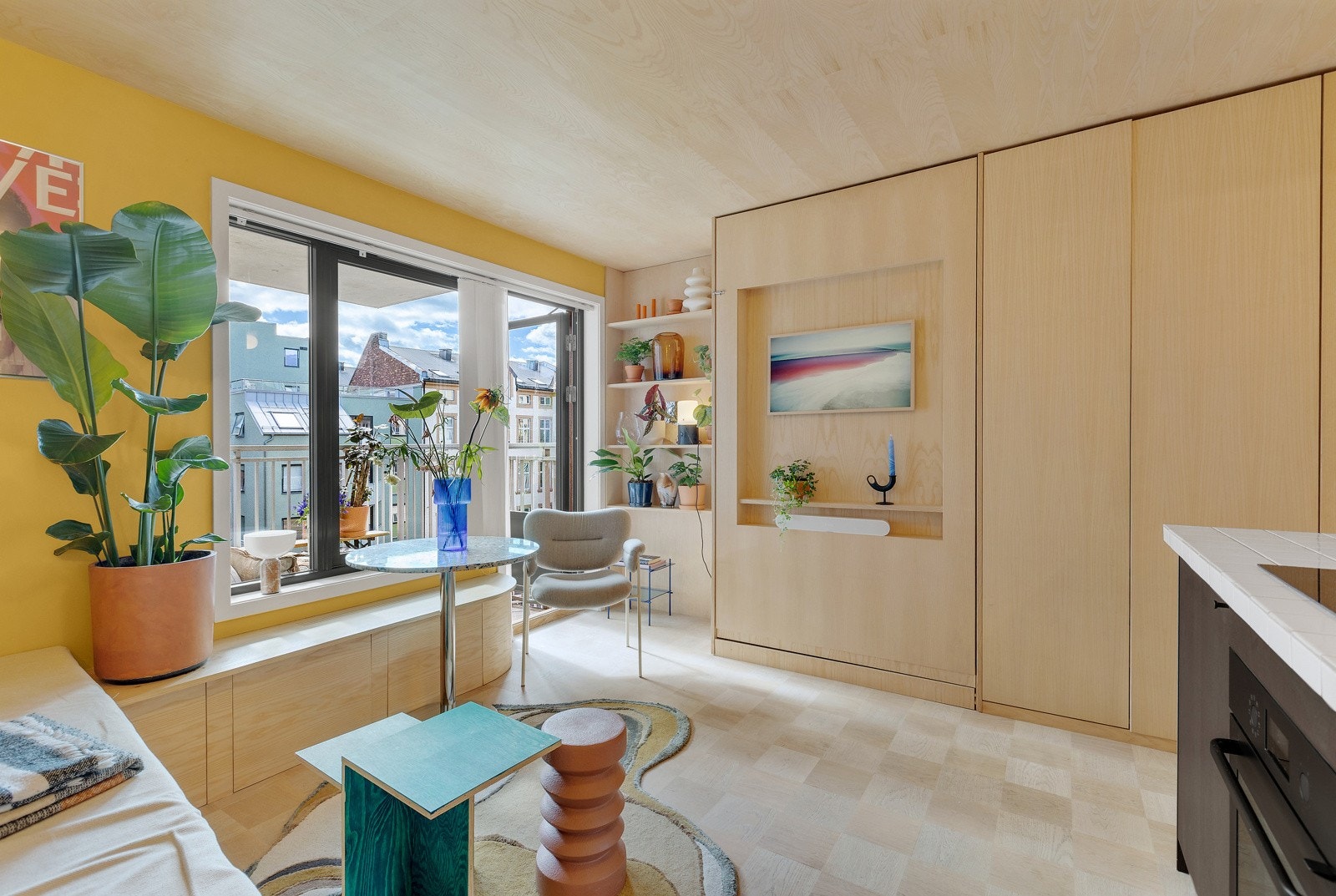 Stuen har et nydelig parkettgulv, malte vegger i en moderne fargetone og himling belagt med finérplater fra 2023. Galleribilde