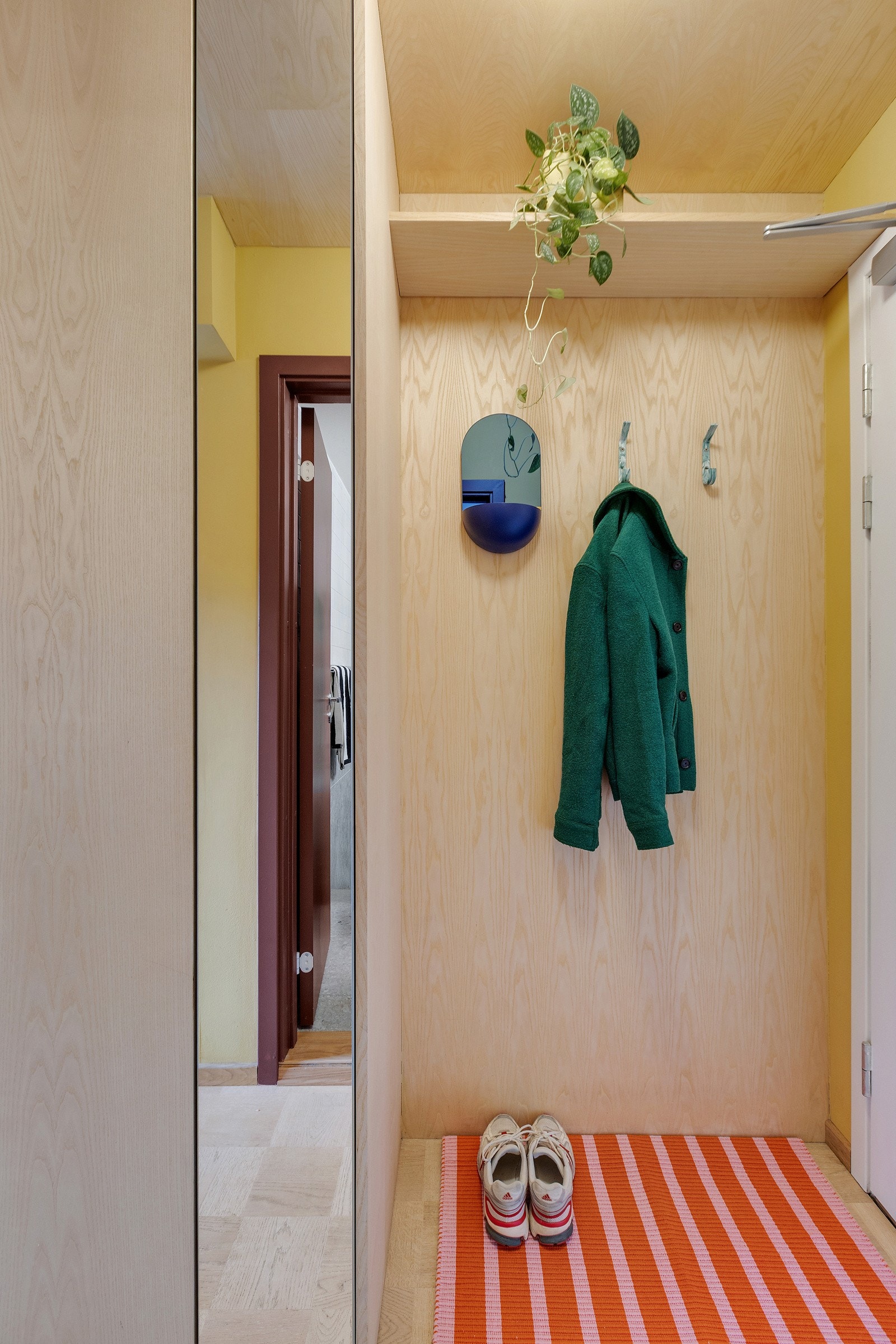 Innredningen i entréen er spesialtilpasset og møbelsnekret med eikeplater og inneholder blant annet oppheng av yttertøy i nisje, hattehylle og plassbygde skap. Galleribilde