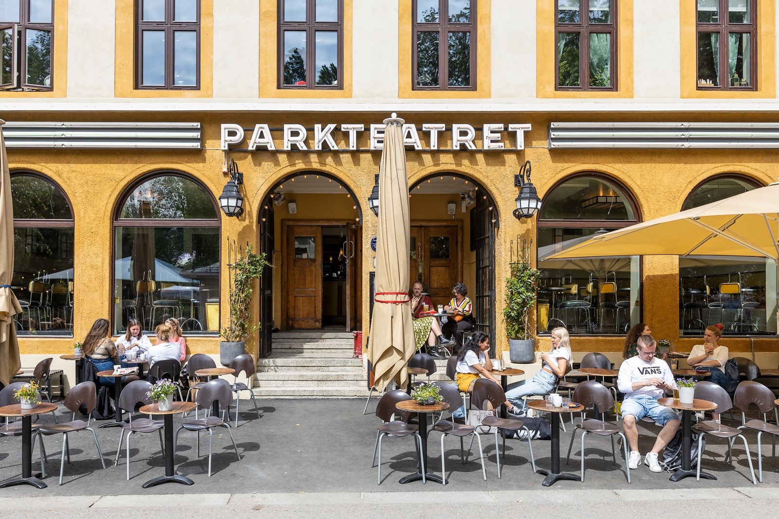 Grünerløkka er kanskje den mest stemningsfulle bydelen i Oslo, og kan by på en rekke spennende kaféer og restauranter, samt et pulserende uteliv. Galleribilde