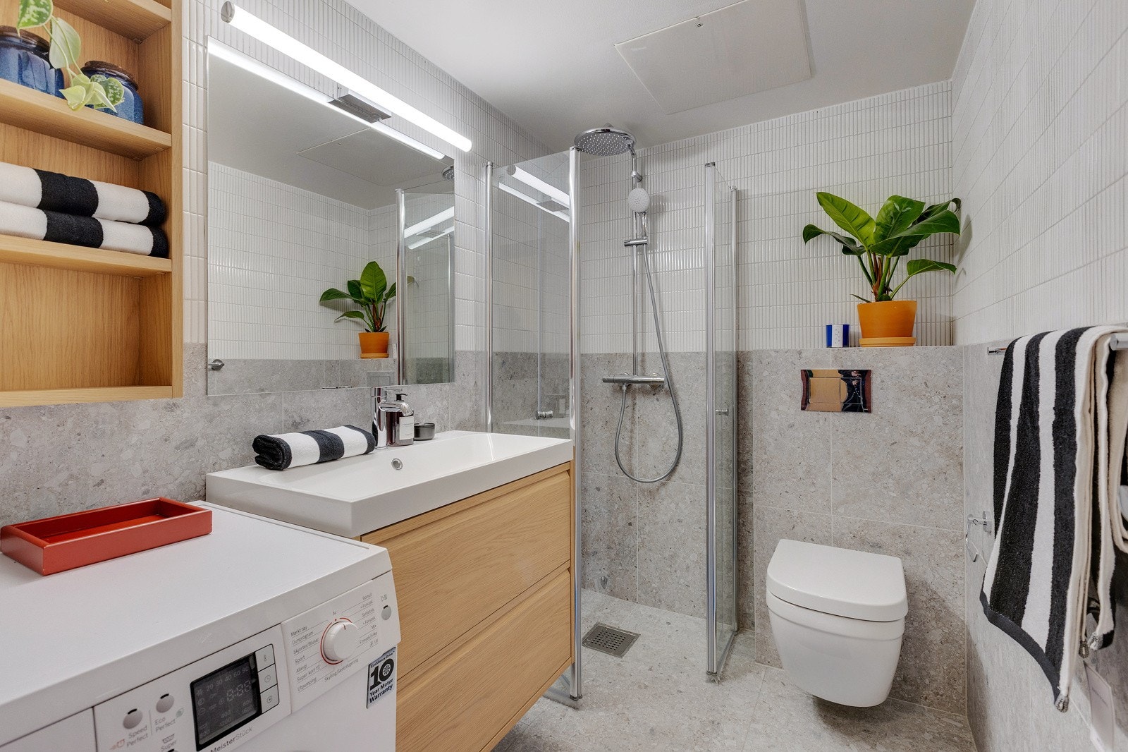 Badet er også av svært god størrelse. God plass, samt opplegg til vaskemaskin. Galleribilde