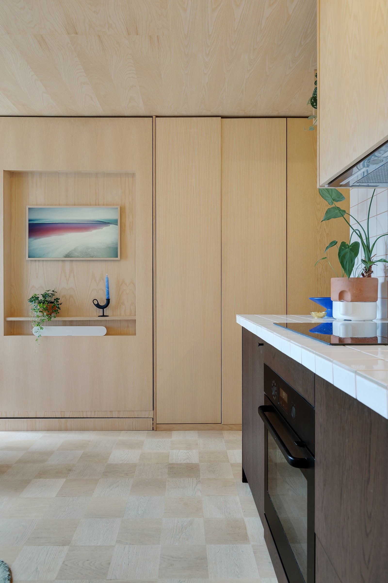 Med liten plass er smart oppbevaring viktig. Her har du rikelig med lagringsplass i flere smarte, plassbygde skap. Galleribilde