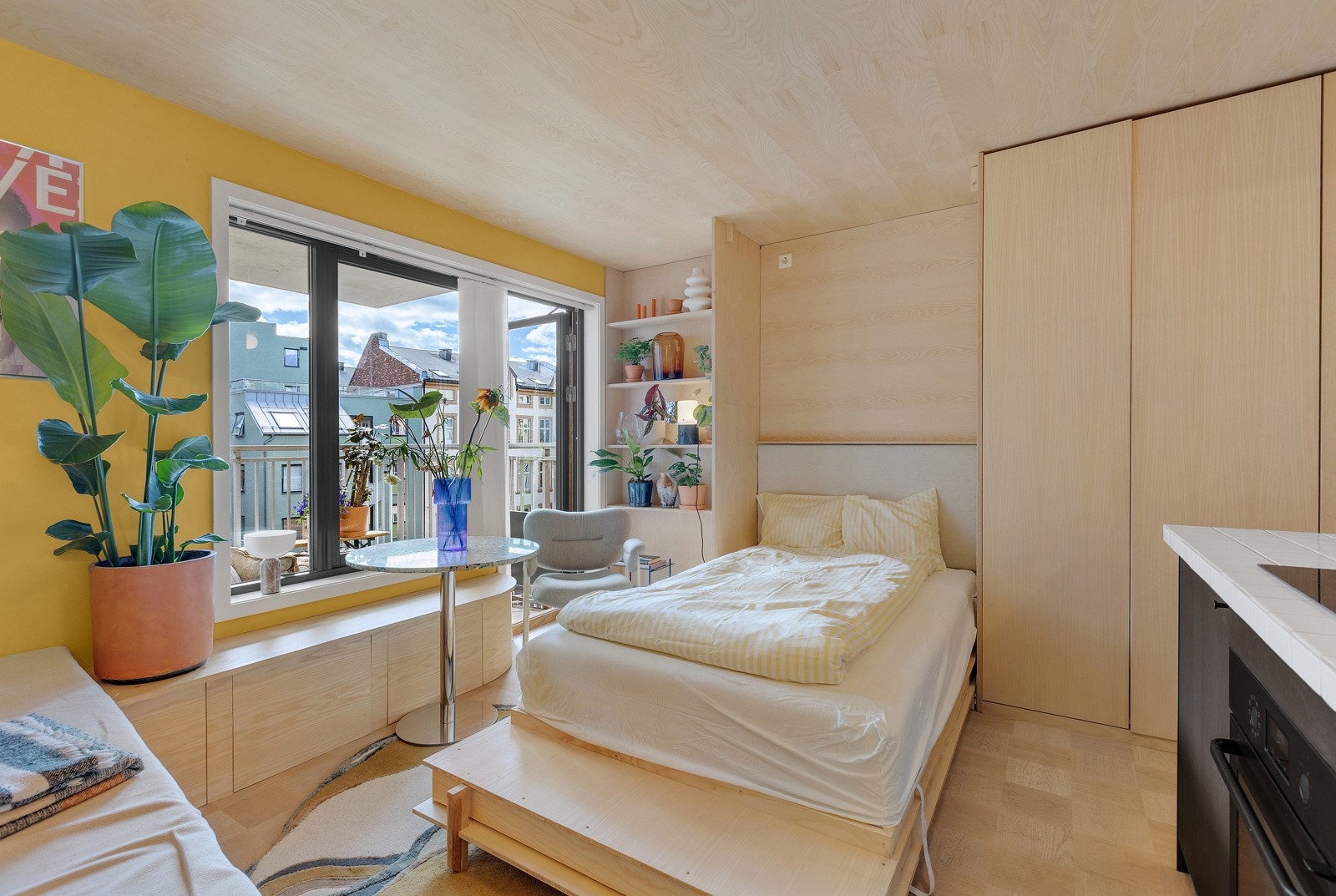 Leiligheten har en møbelsnekret og plassbygget løsning med god oppbevaringsplass og ikke minst en helt genial skapseng! Galleribilde