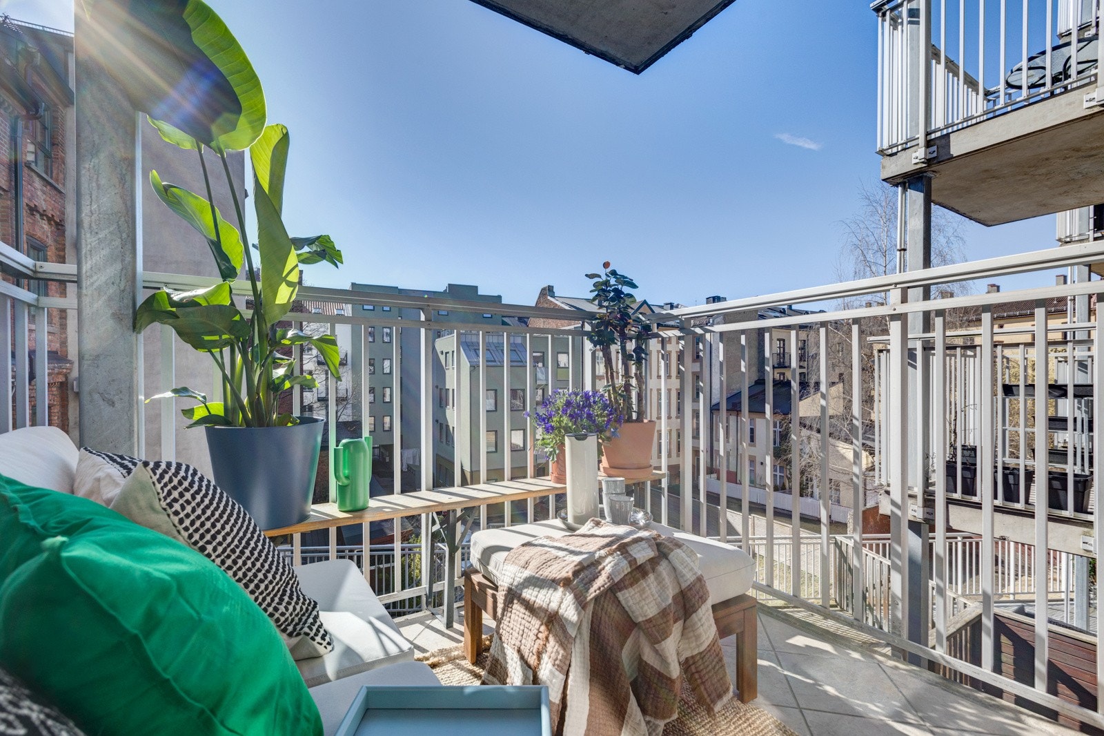 Balkongen er på hele 5 kvm, vender syd og har sol fra ca. kl. 11.30 til 19.00 sommerstid. Galleribilde