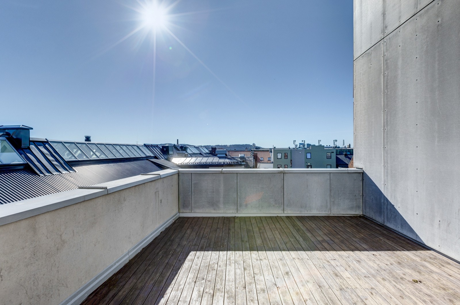 I tillegg til en pent oppgradert bakgård har sameiet en egen, usjenert takterrasse med adkomst via heis. Galleribilde