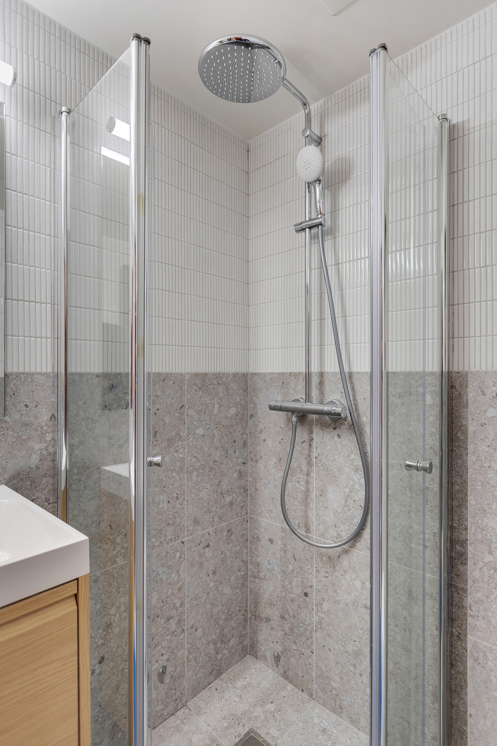 Dusjhjørne er også helt nytt med innfellbare dører og hånd- og regnfallsdusj. Galleribilde