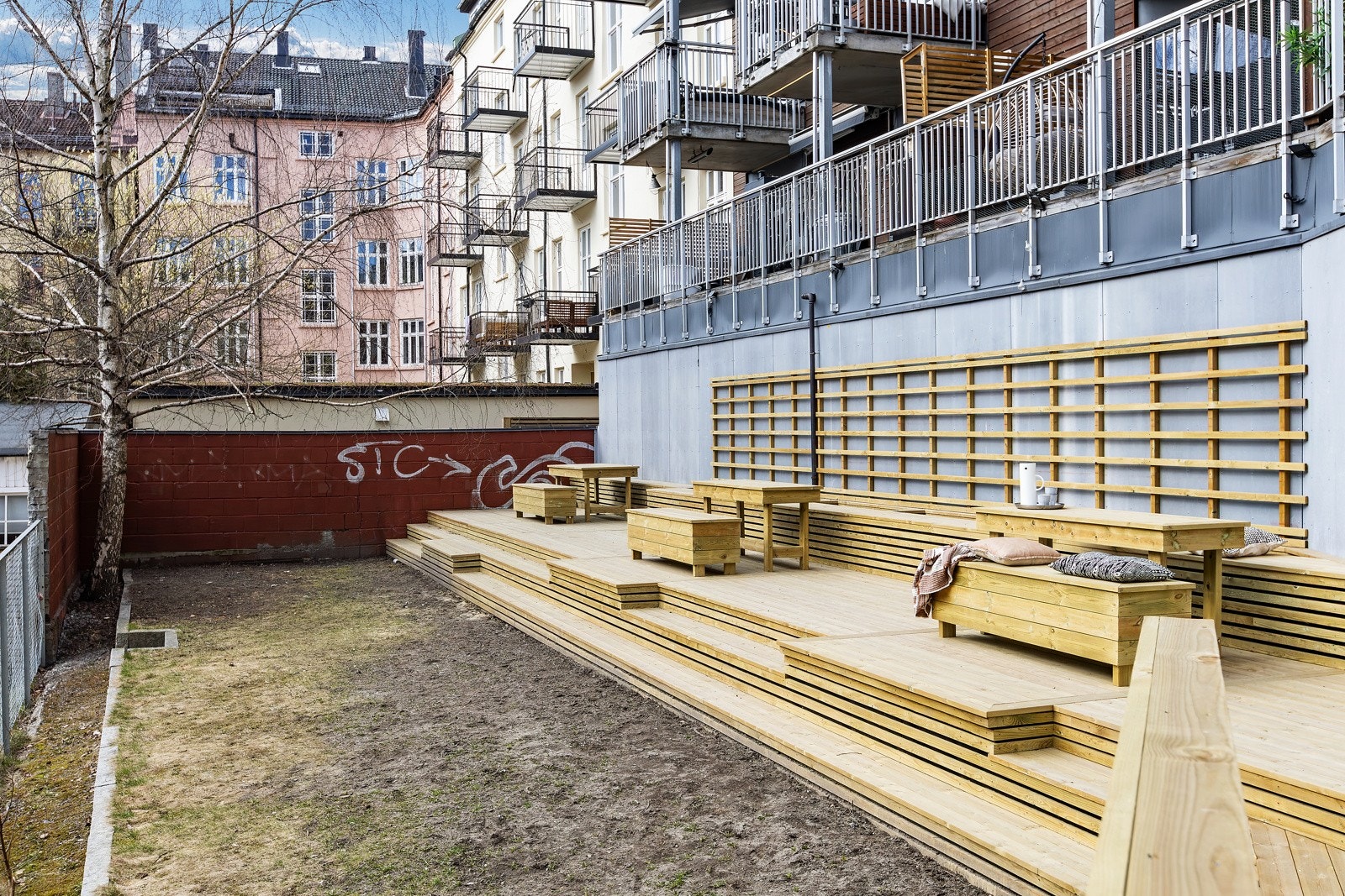 Sameiet har en stor og flott bakgård som nylig ble oppgradert med platting, sittegrupper og beplantning. Her vil det også spire og gro så fort våren kommer. Galleribilde