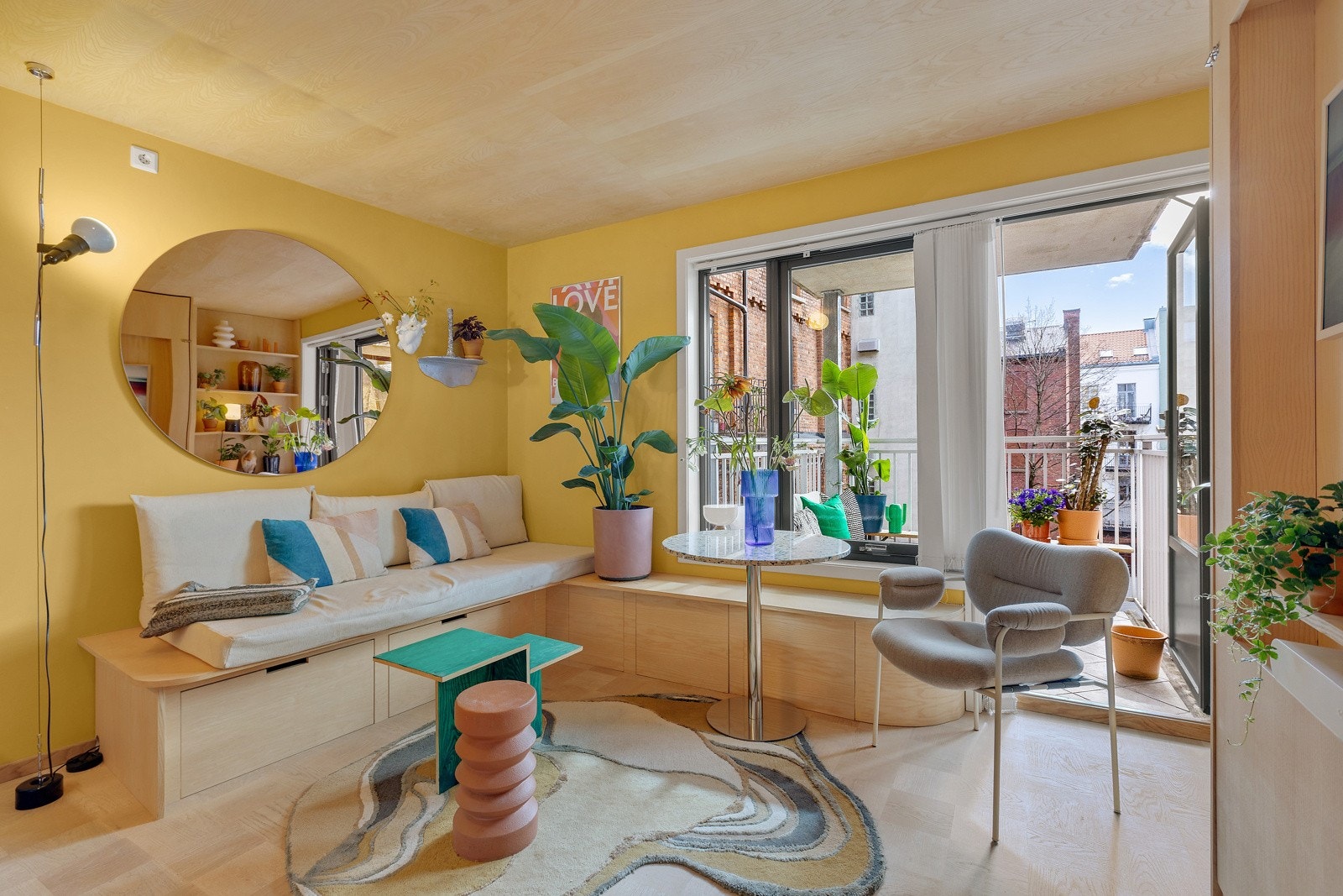 Leiligheten har en svært lyst og hyggelig stue med smarte og spesialtilpassede løsninger. Galleribilde