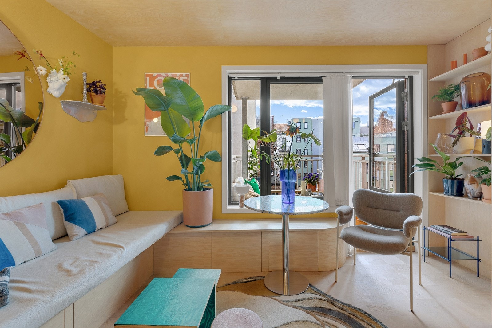 Plassbygget sofa gjør rommet til en plass man kan ha mange gjester, samtidig som plassen blir godt utnyttet med skuffer og oppbevaring under hele. De skreddersydde putene følger også selvsagt med. Galleribilde