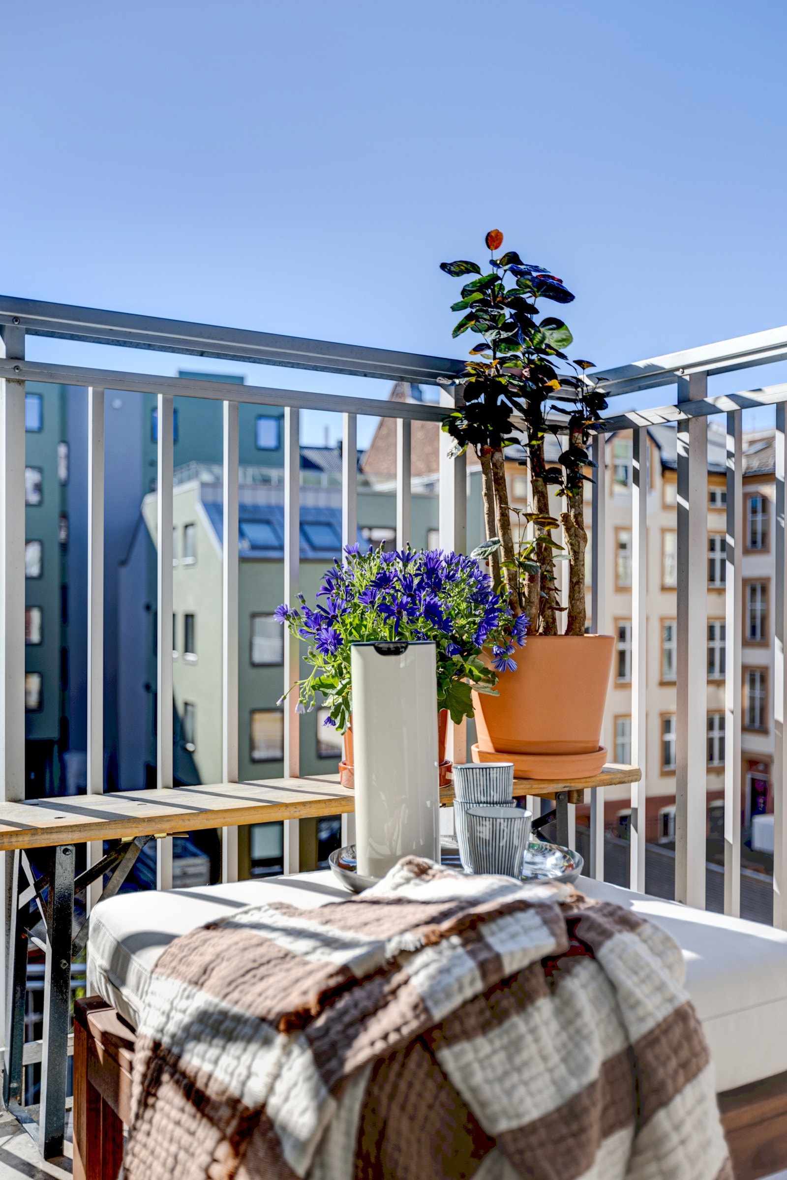 Balkongen blir virkelig et ekstra rom sommerstid. Balkongen oppleves usjenert og er overbygget. Her kan du derfor også fint sitte en regnværsdag! Galleribilde