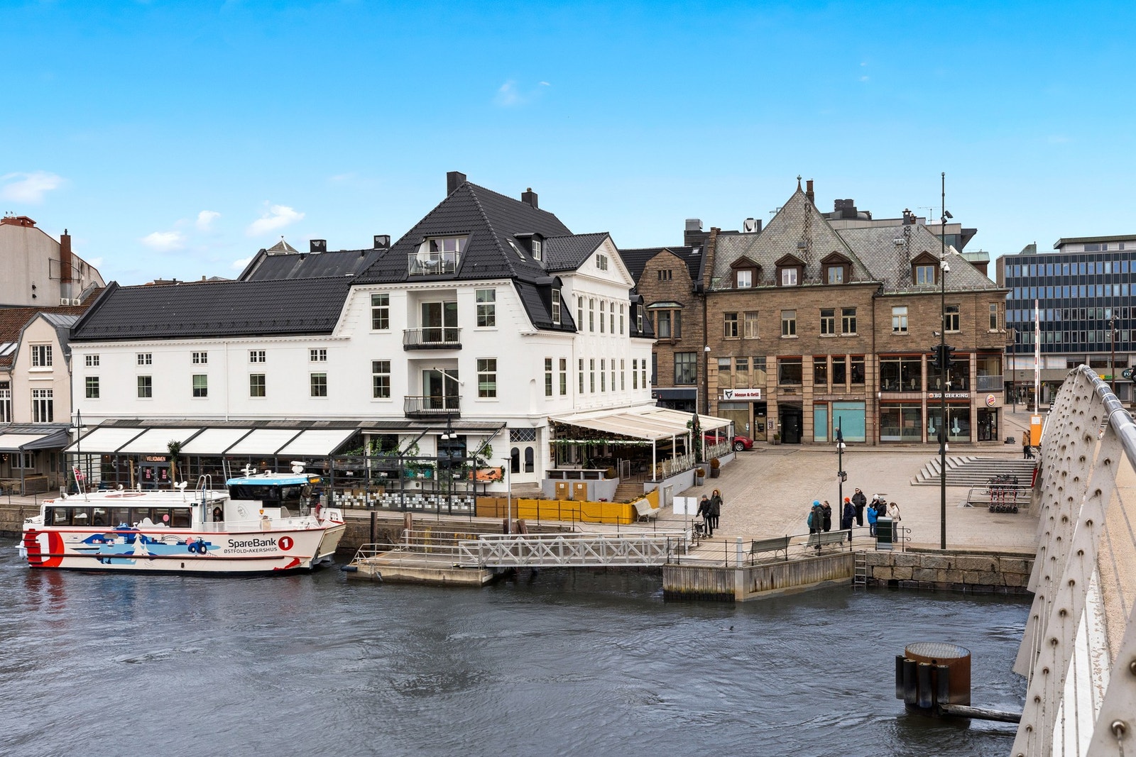 Det tar deg under et minutt å komme deg til den gratise byfergen som tar deg rundt hele Fredrikstad. Galleribilde