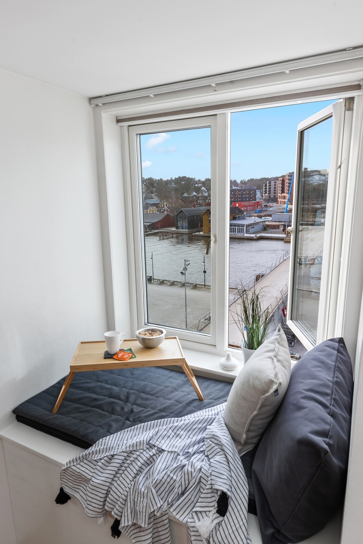 Bred vinduskarm hvor man kan sitte å observere bylivet. Dette er et flott tilskudd og fungerer fint som en liten utsikts- og solplass. Galleribilde