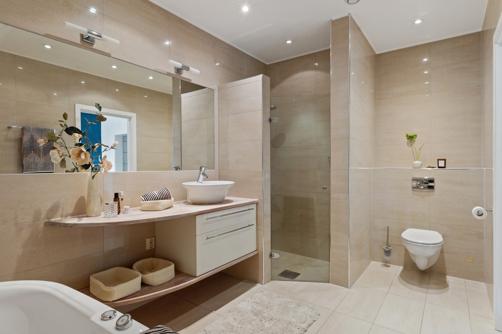 Lekkert bad tilhørende hovedsoverommet. Galleribilde