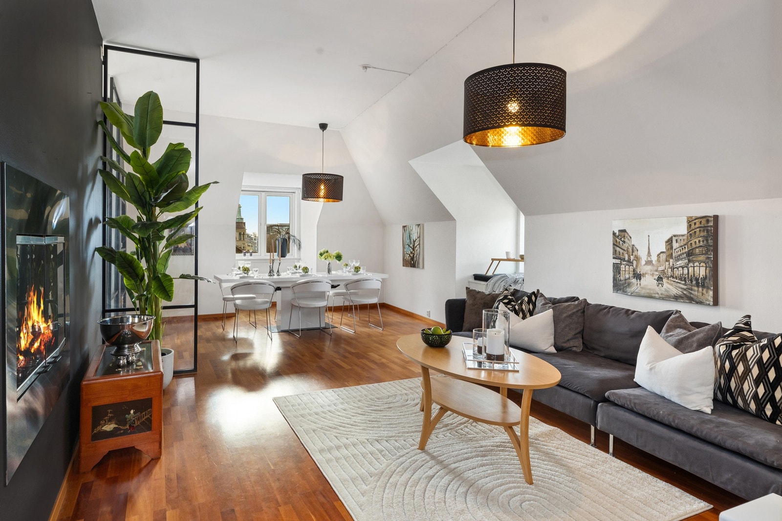 Hovedrommet består av spisestue, peisestue og kjøkken. Galleribilde