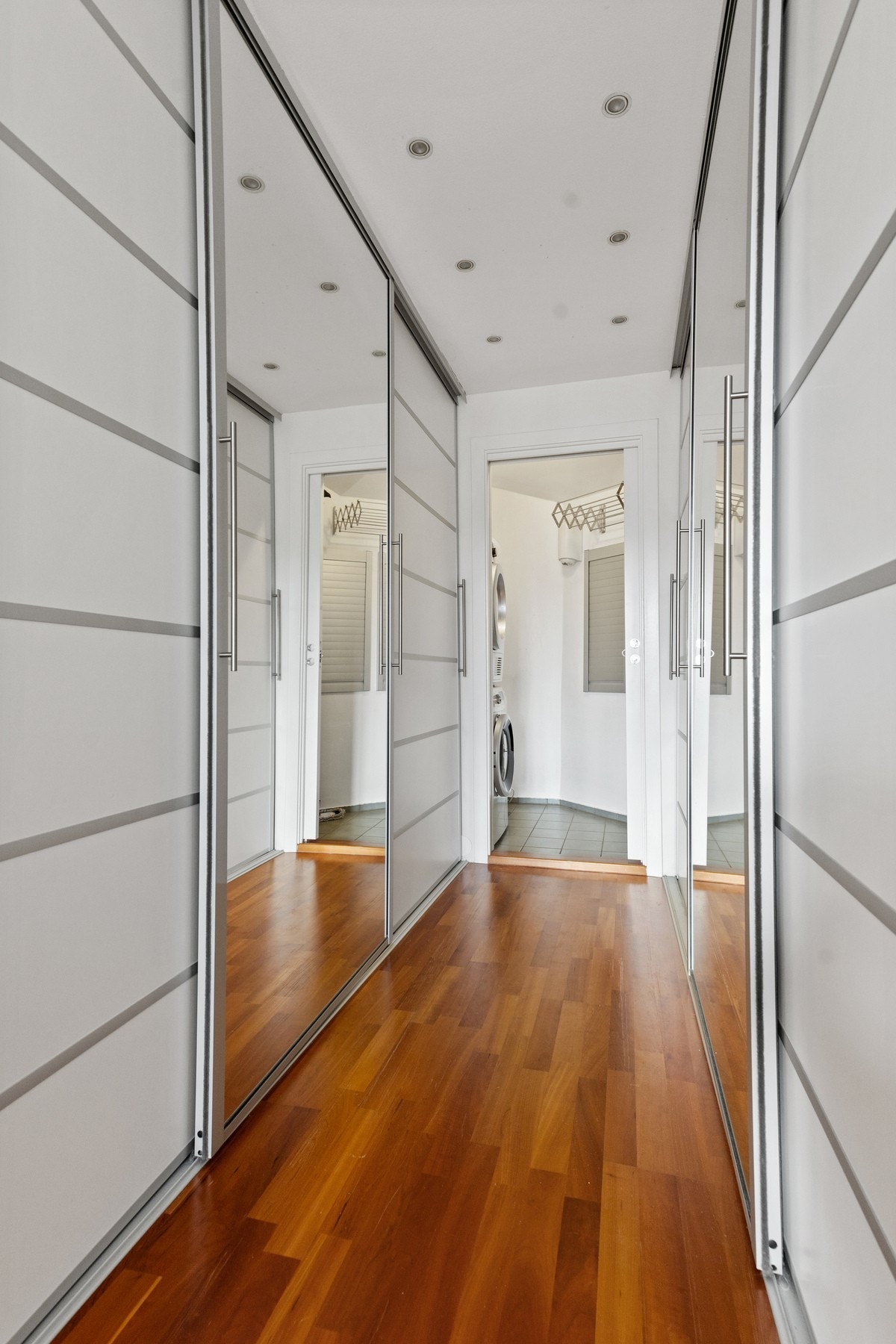 Det er svært god garderobeplass i leiligheten. Galleribilde