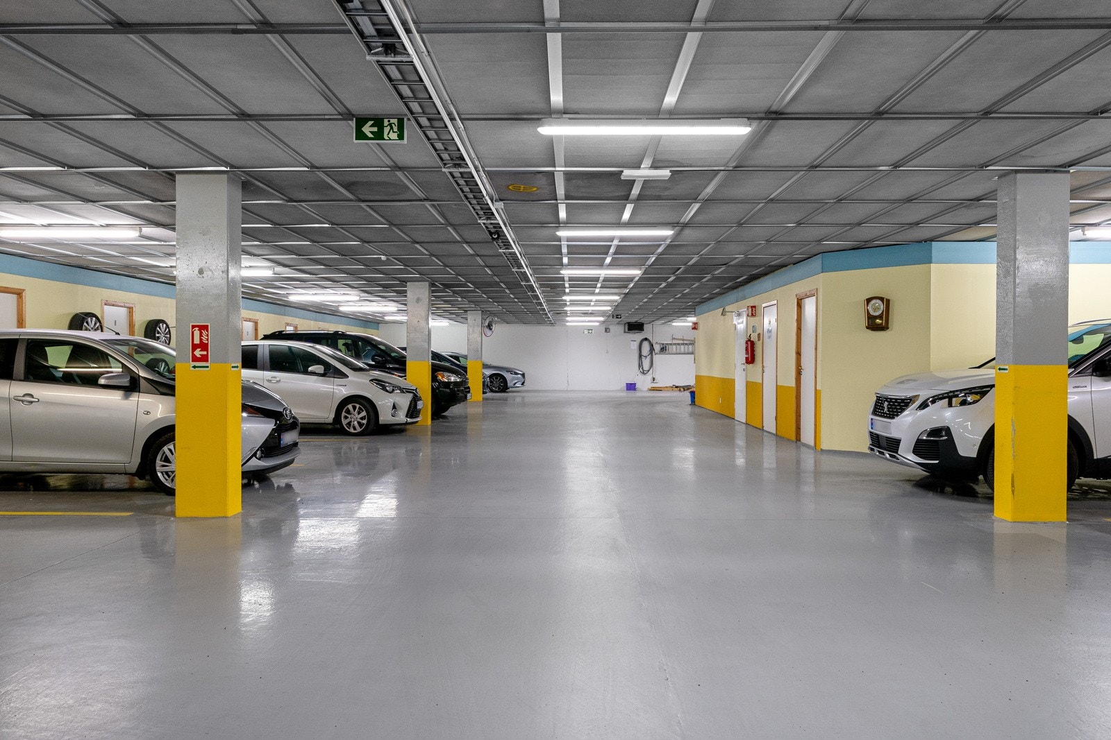 Velhold garasjeparkering med infrastruktur for elbillader. Sportsbod i kjeller med ekstra lagringsplass. Gulvet i garasjen skal renoveres for å løfte standarden og utrykket. Det er ikke planlagt økning i felleskostnadene som følge av dette. Galleribilde