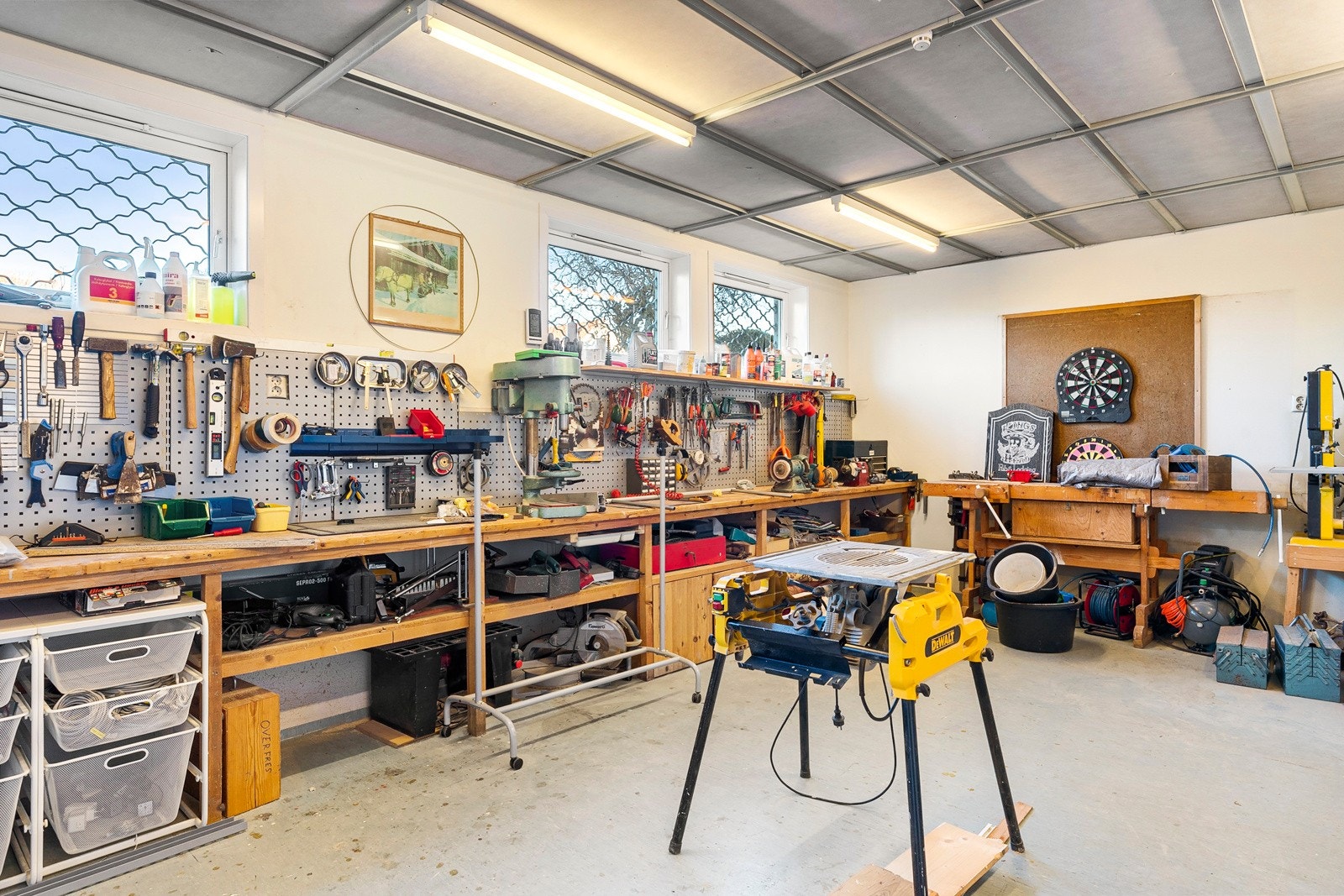 Felles hobbyrom med arbeidsbenk og verktøy for beboerne. Galleribilde