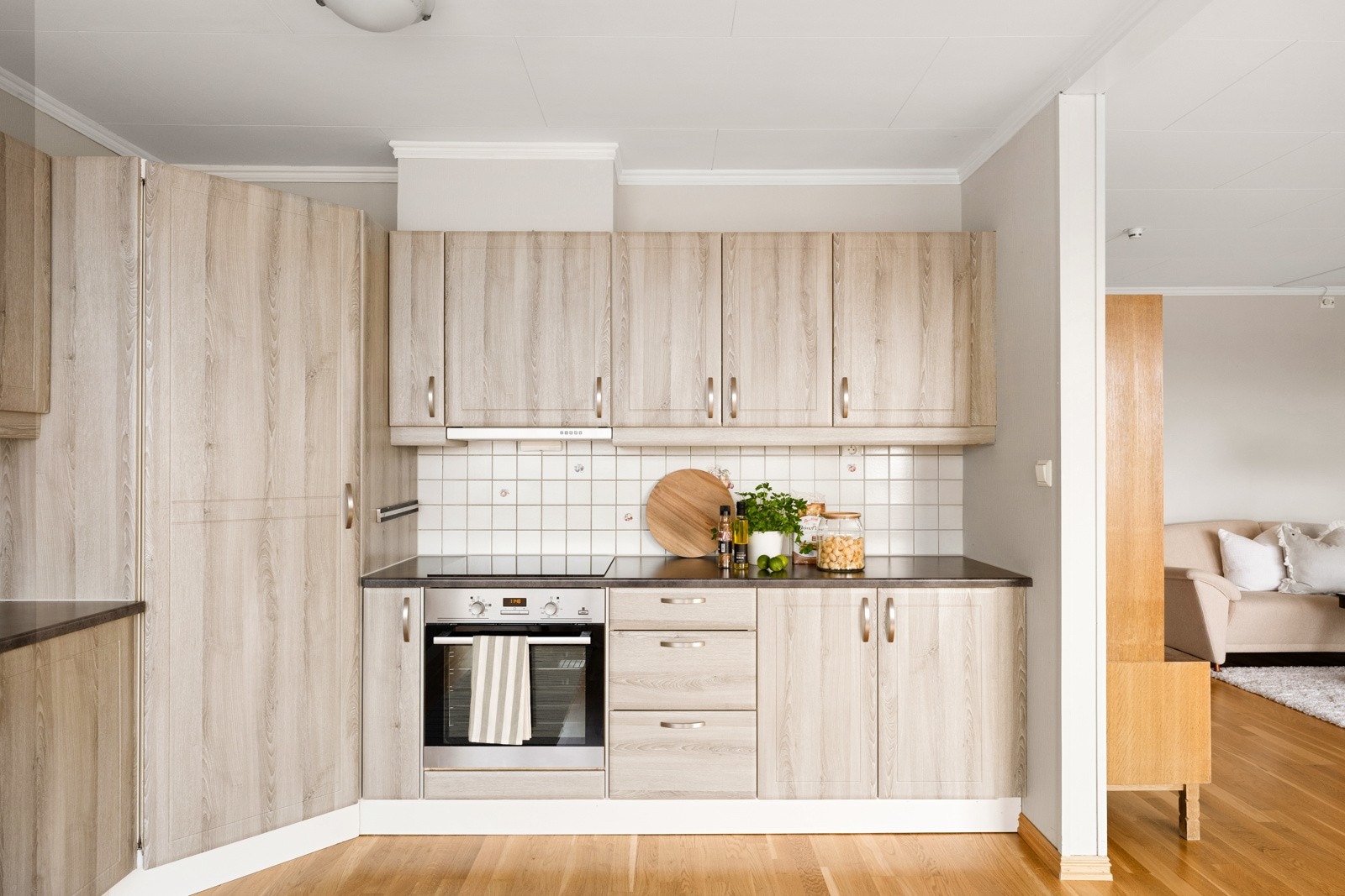 Kjøkkenet er naturlig tilbaketrukket for stue og danner en egen sone i boligen. Galleribilde