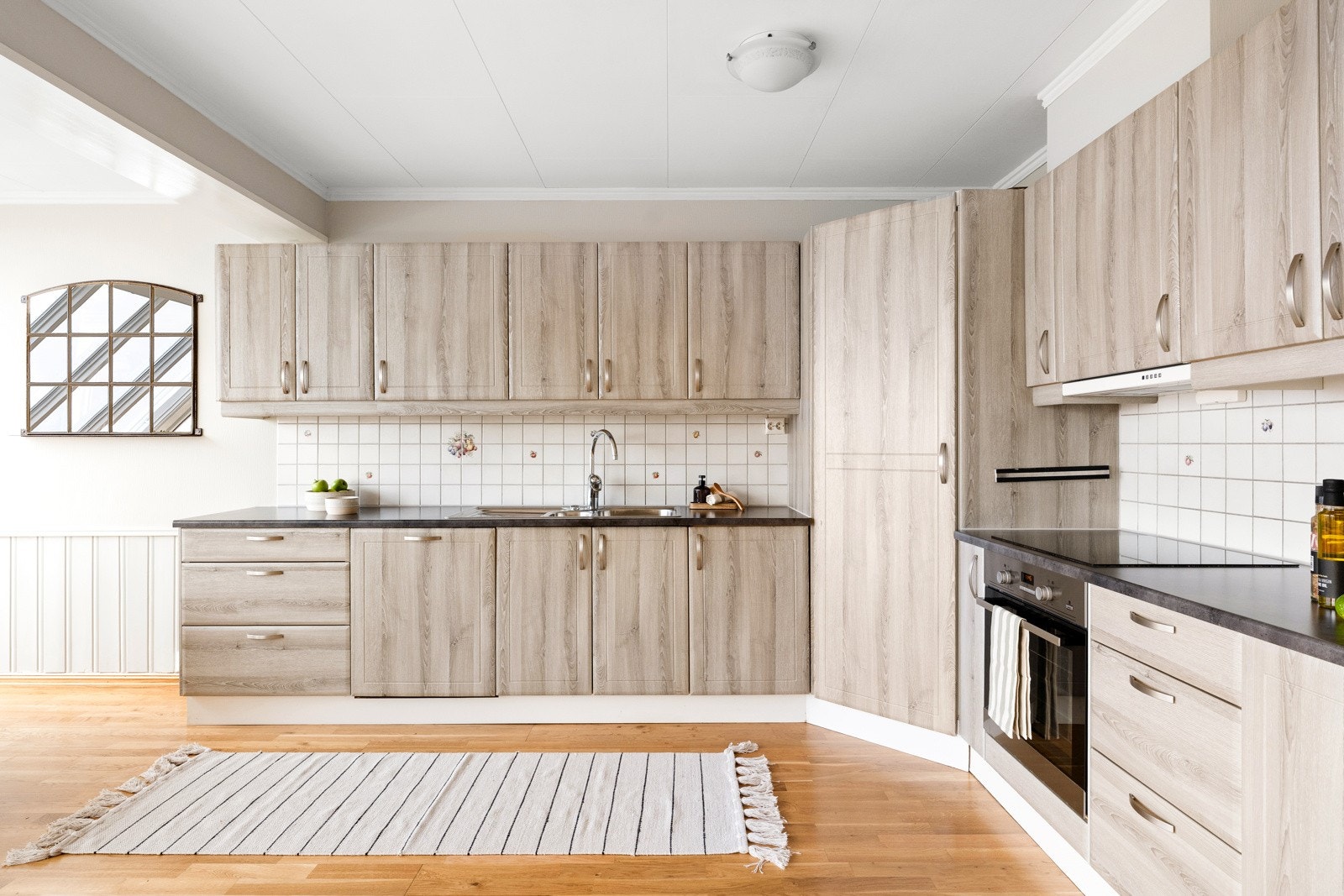 Rikelig med skap og benkeplass. Galleribilde