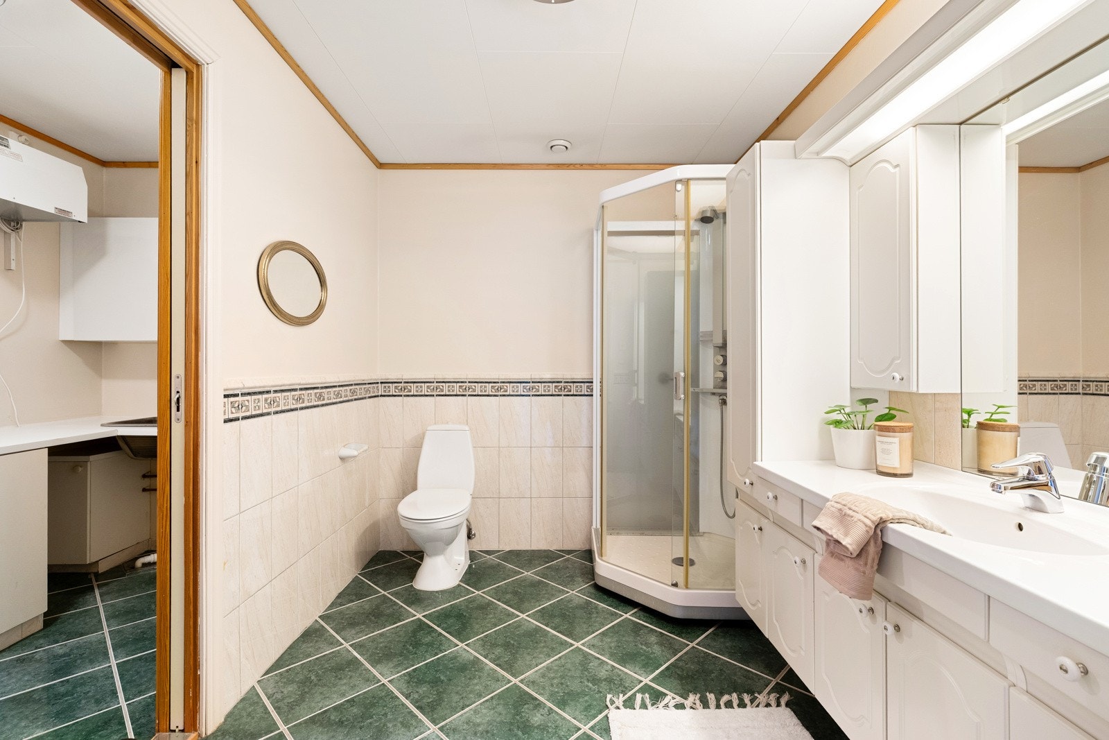 Badet har romslig innredning, dusjkabinett og toalett. Galleribilde