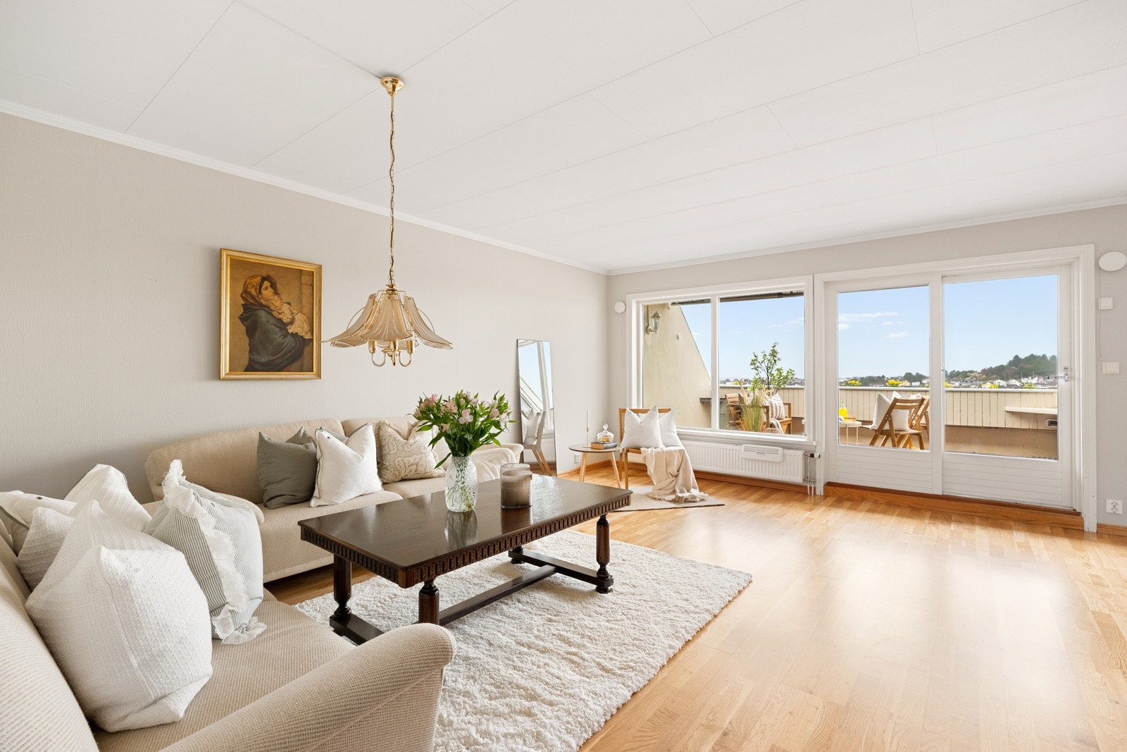 Parkett på gulv og tapetserte vegger. Flott utsikt fra stue. Vannbåren varme gjennom radiator i stue og på kjøkken. Galleribilde