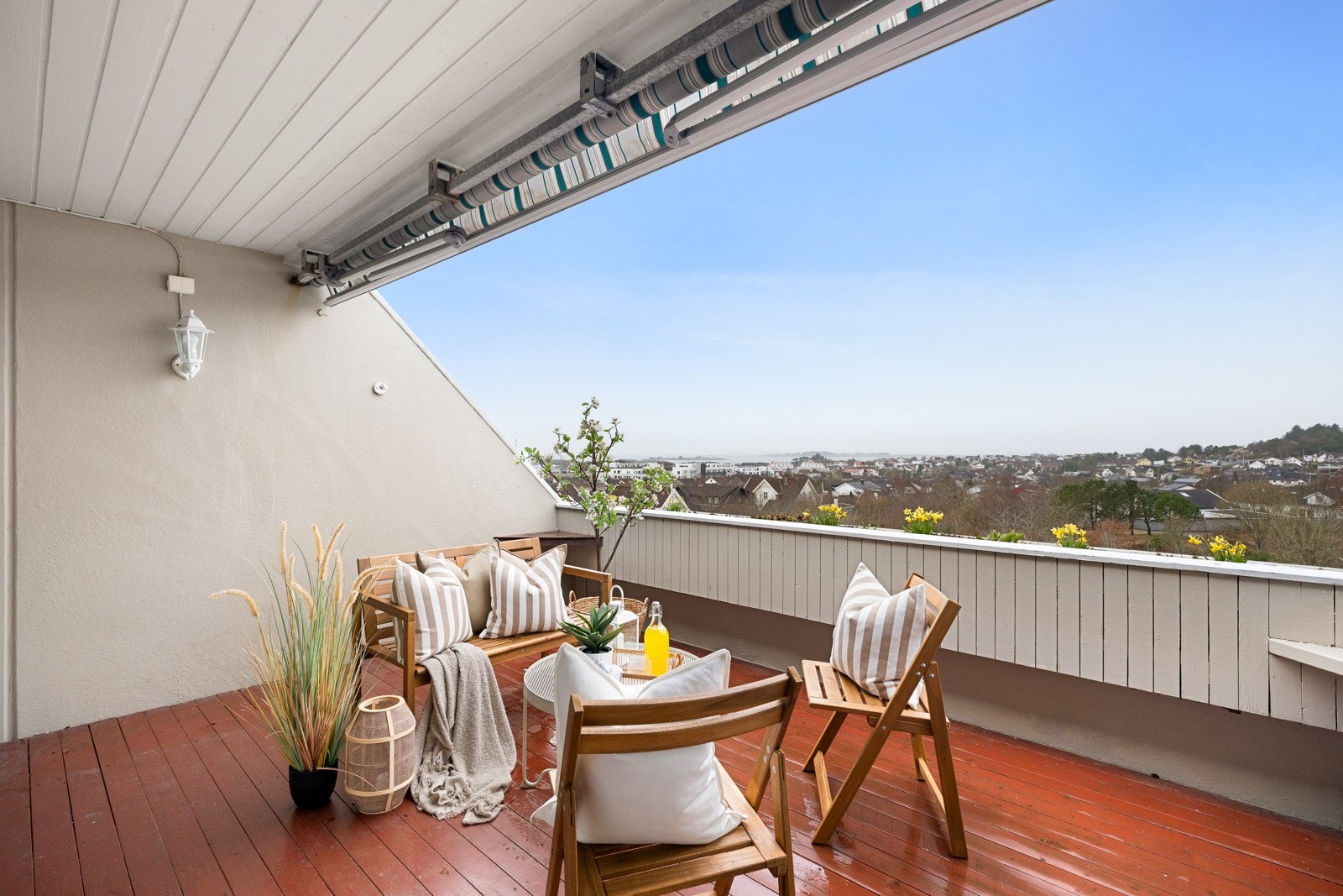 Utgang fra stue til solrik balkong med vidstrakt utsikt. God plass til flere soner. Flere beboere har innglasset balkongene. Ved ønske om dette, må det søkes om godkjennelse til sameiet og kommunen. Galleribilde