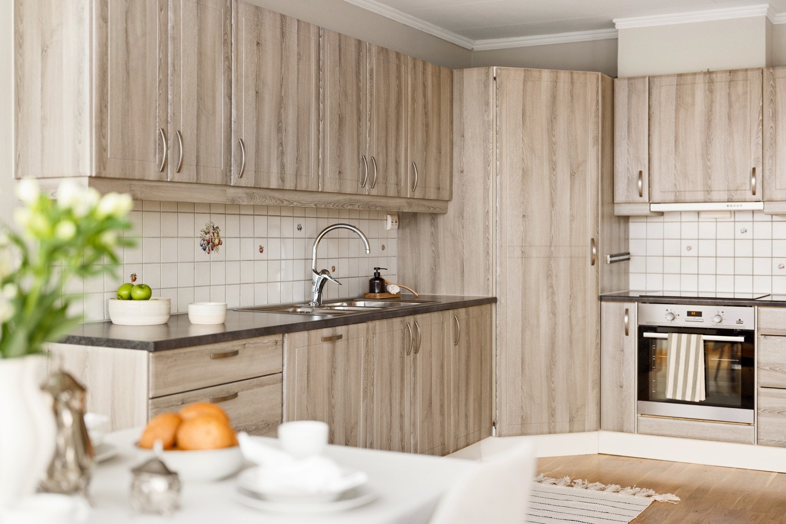 Flott kjøkken med integrerte hvitevarer som stekeovn, platetopp, oppvaskmaskin og kjøleskap som medfølger i handelen. Galleribilde