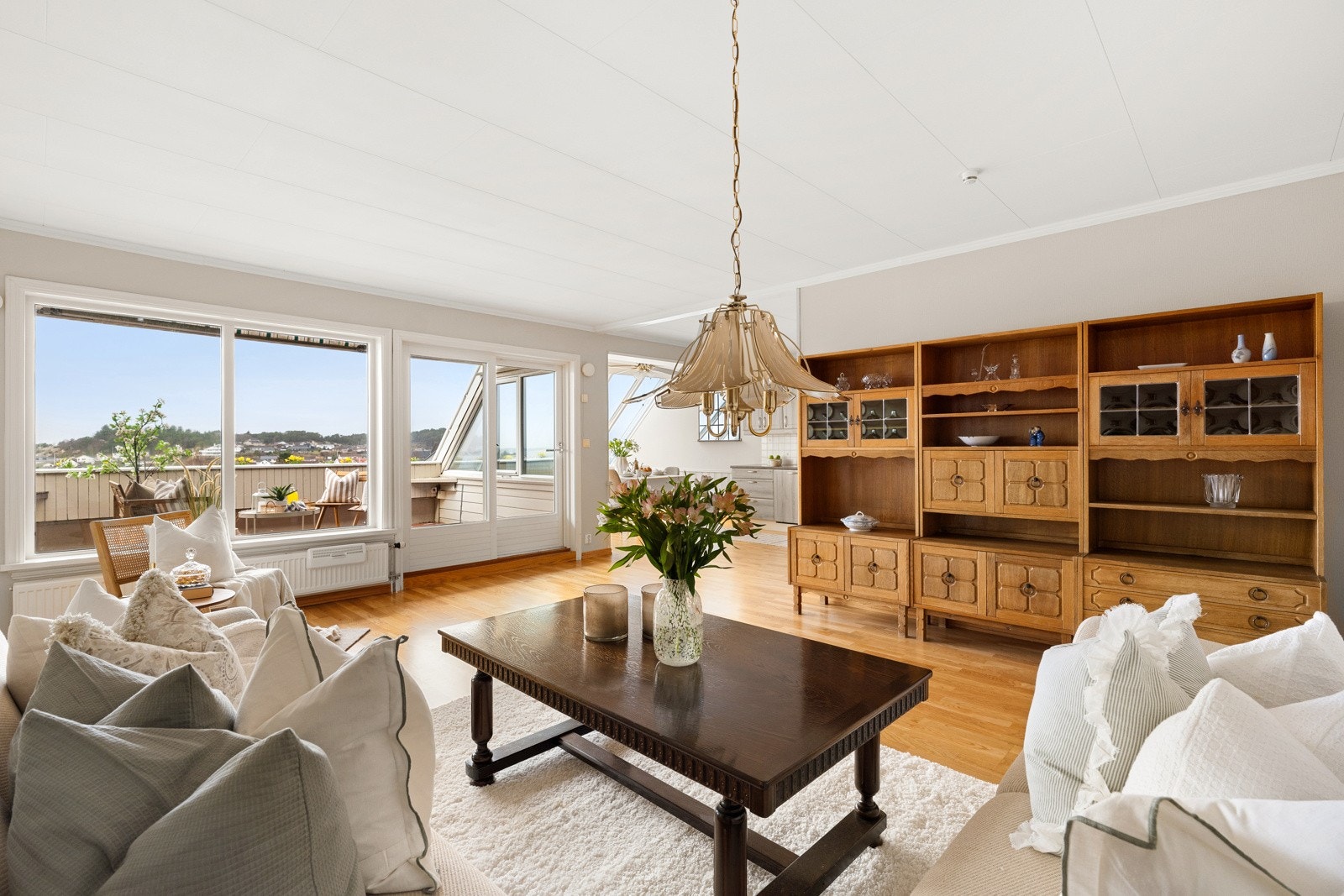 Stephan Erichsen v/Proaktiv Sola har gleden av å presentere Nedre Porsveg 8 for salg. Galleribilde