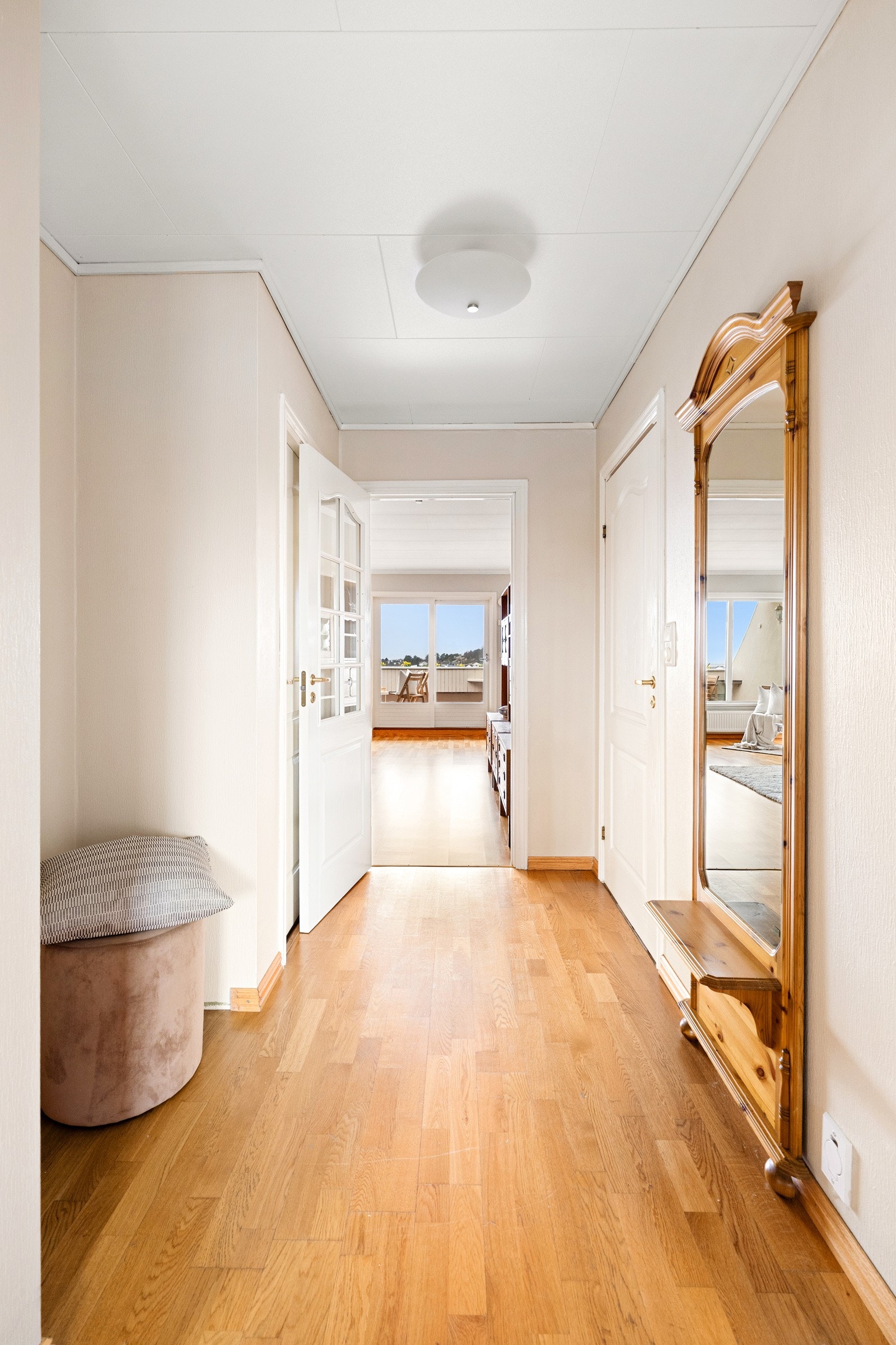 Gang med god plass til yttertøy og mulighet for skyvedørsgarderobe. Galleribilde