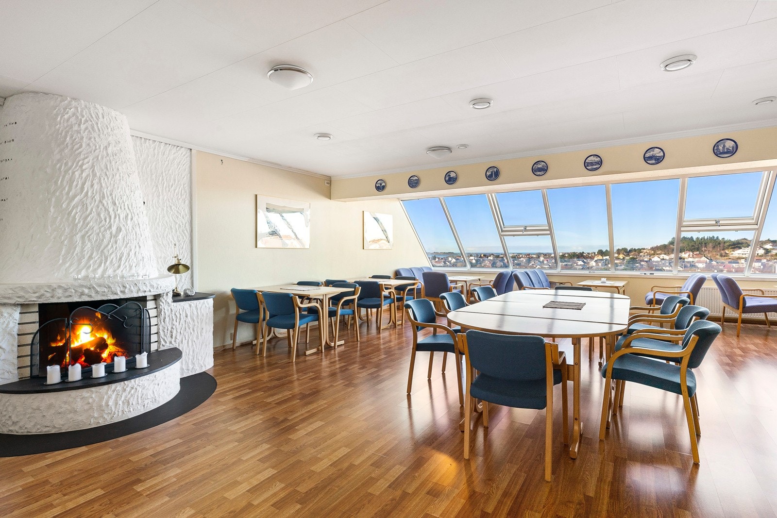 Stue/festlokale som kan leies av beboerne for kr. 350,- I tillegg har sameiet 2 gjestehybler som kan leies for kr. 150 pr. natt. Galleribilde