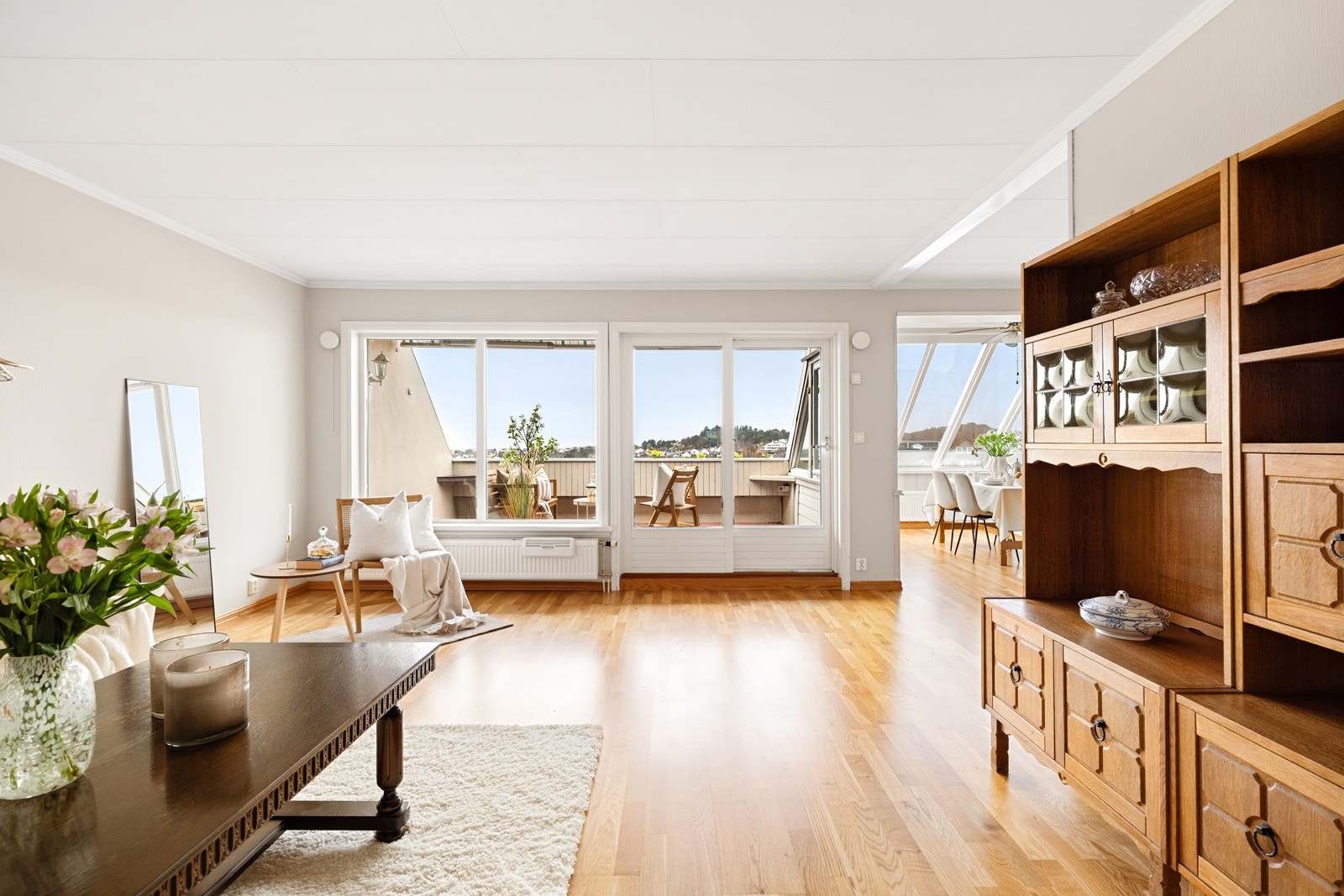 Lufte åpen stue-/kjøkken løsning med mye naturlig lys og plass til flere oppholdssoner. Galleribilde