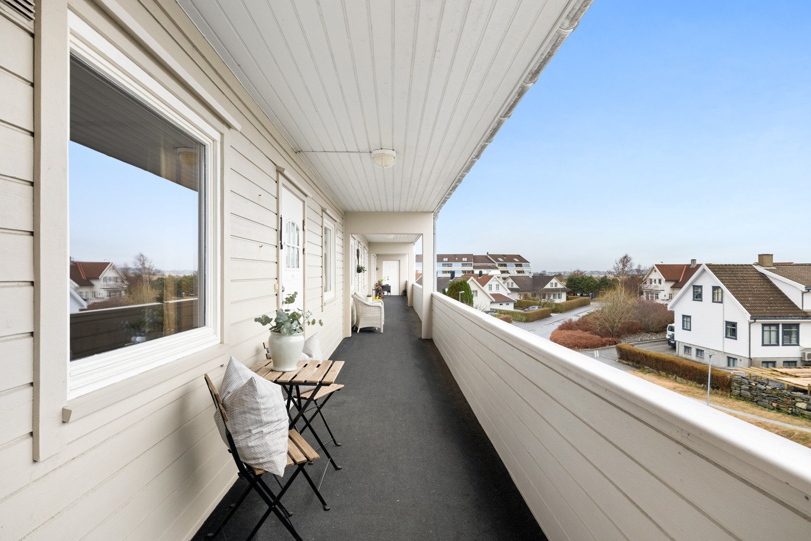 Inngangsparti med plass til lett møblering, hvor morgensolen kan nytes. Galleribilde