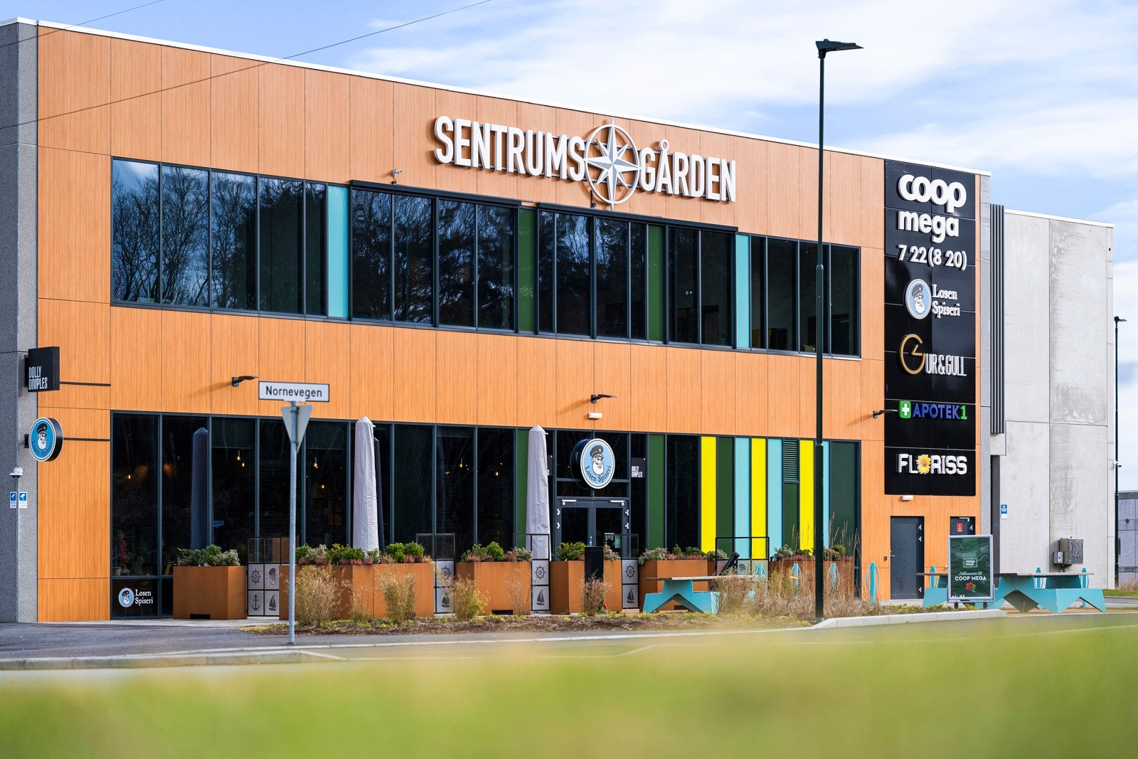 Tananger sentrum har et rikt utvalg av fasiliteter som treningssenter, matbutikker, gullsmed, frisør, post, apotek og vinmonomopol m.m. Galleribilde