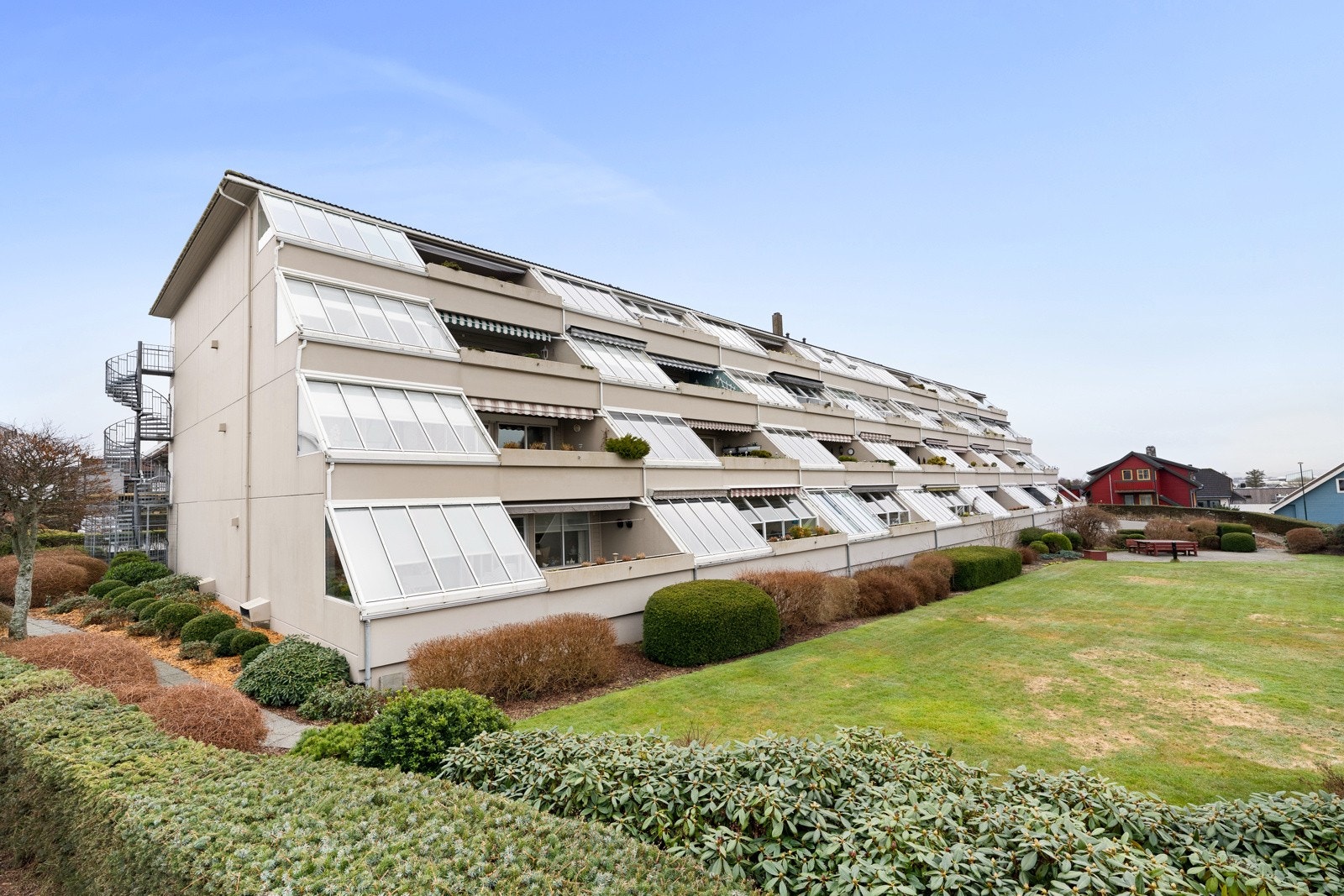 Pent opparbeidet felles uteområde. Sameiet har egen frukthage, som beboerne får stor glede av. Veldrevet sameie som er kjent for høy botrivsel. Galleribilde