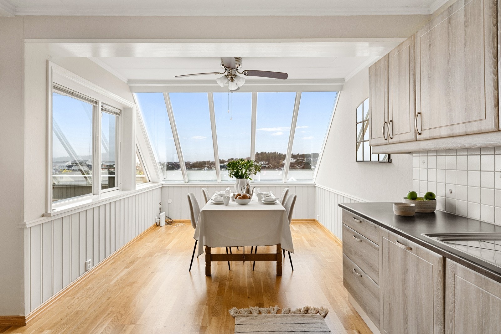 God plass til spisebord ved kjøkken. Flere beboere benytter spisestue delen som en ekstra stue, hvor utsikten kan nytes. Med en slik løsning har man spisebordet i hovedstuen isteden. Galleribilde