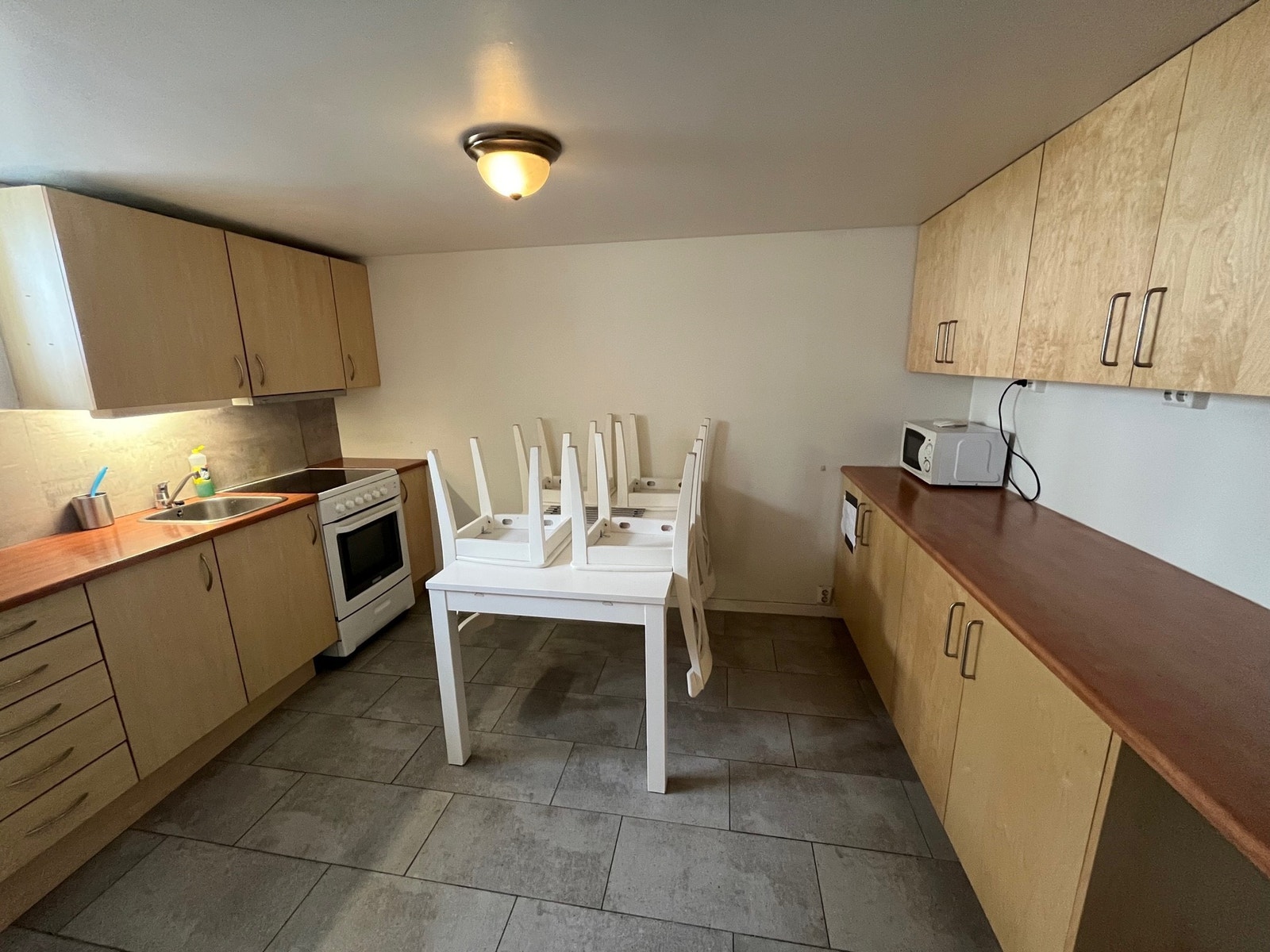 Stort kjøkken med alle hvitevarer. Galleribilde