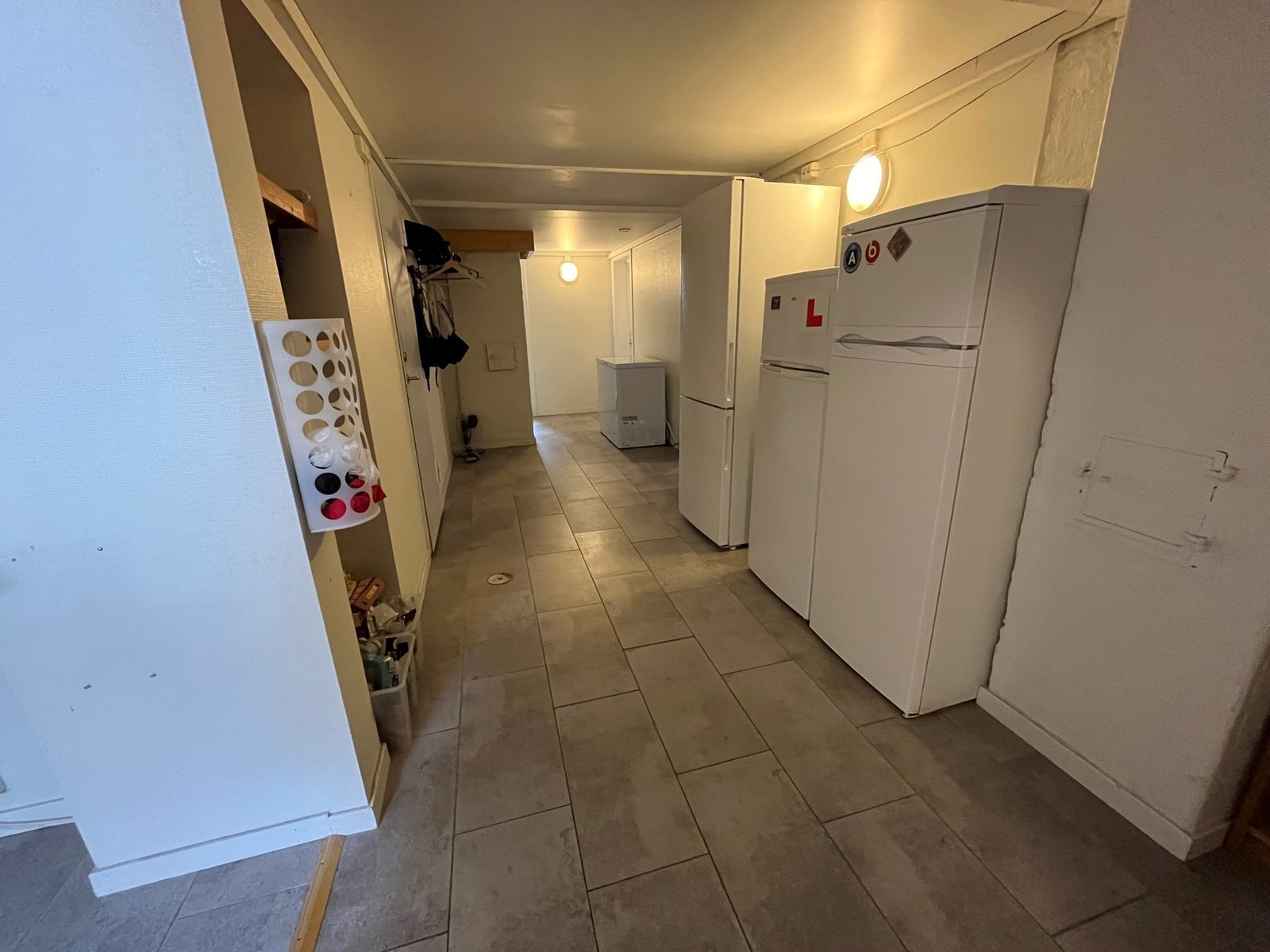 Fellesareal med kjøl og fryseskap. Galleribilde