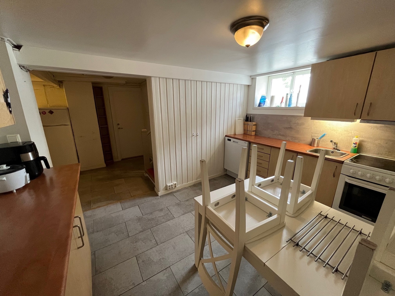 Stort kjøkken med alle hvitevarer. Galleribilde