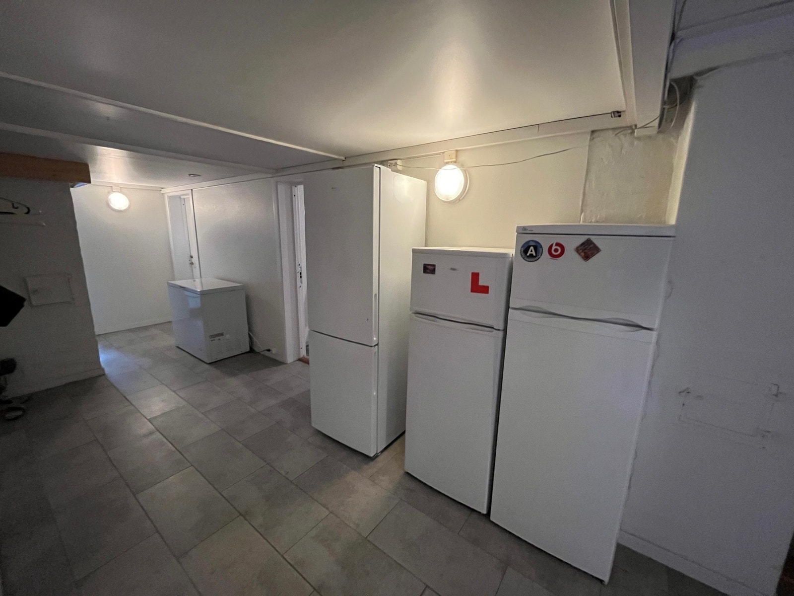 Hele tre skap pluss ekstra fryseboks. Galleribilde