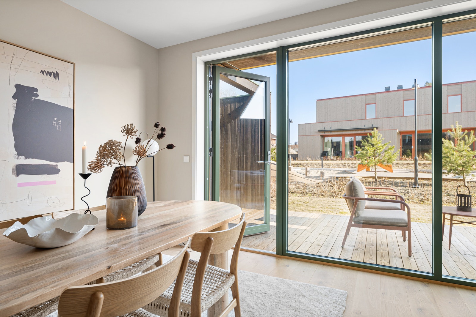 Spisestuen er innbydende og lys. Det er 1-stavs eikeparkett og vannbåren varme i gulvet. Galleribilde