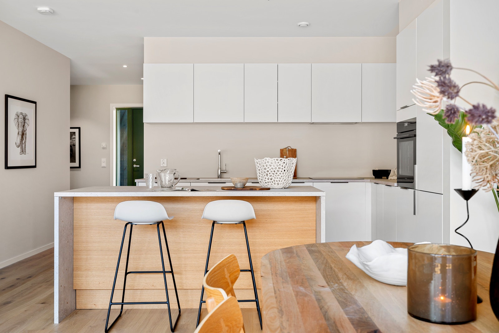 Lekkert kjøkken fra HTH med integrerte hvitevarer og kjøkkenøy. Galleribilde