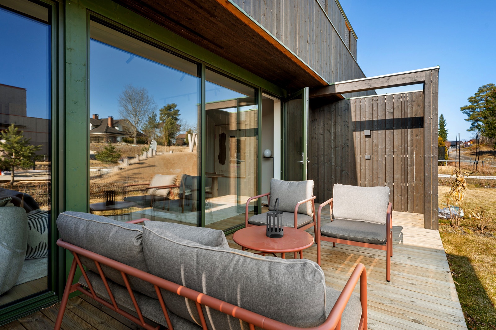 Fra stuen er det adkomst til solrik terrasse og hage. Galleribilde