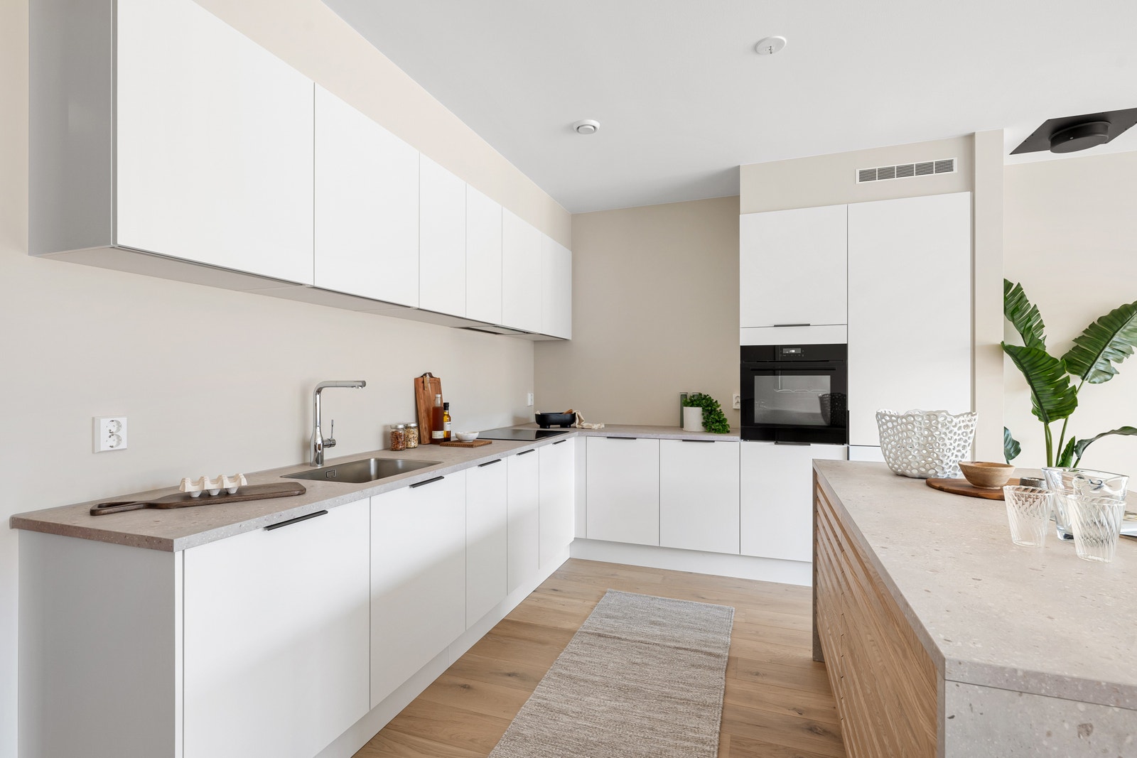 Lekkert kjøkken fra HTH med integrerte hvitevarer og kjøkkenøy. Galleribilde