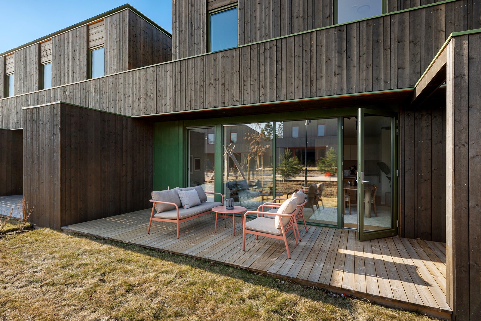 Flytt rett inn i en ny bolig med både hage, terrasse og takterrasse i et familievennlig område. Galleribilde